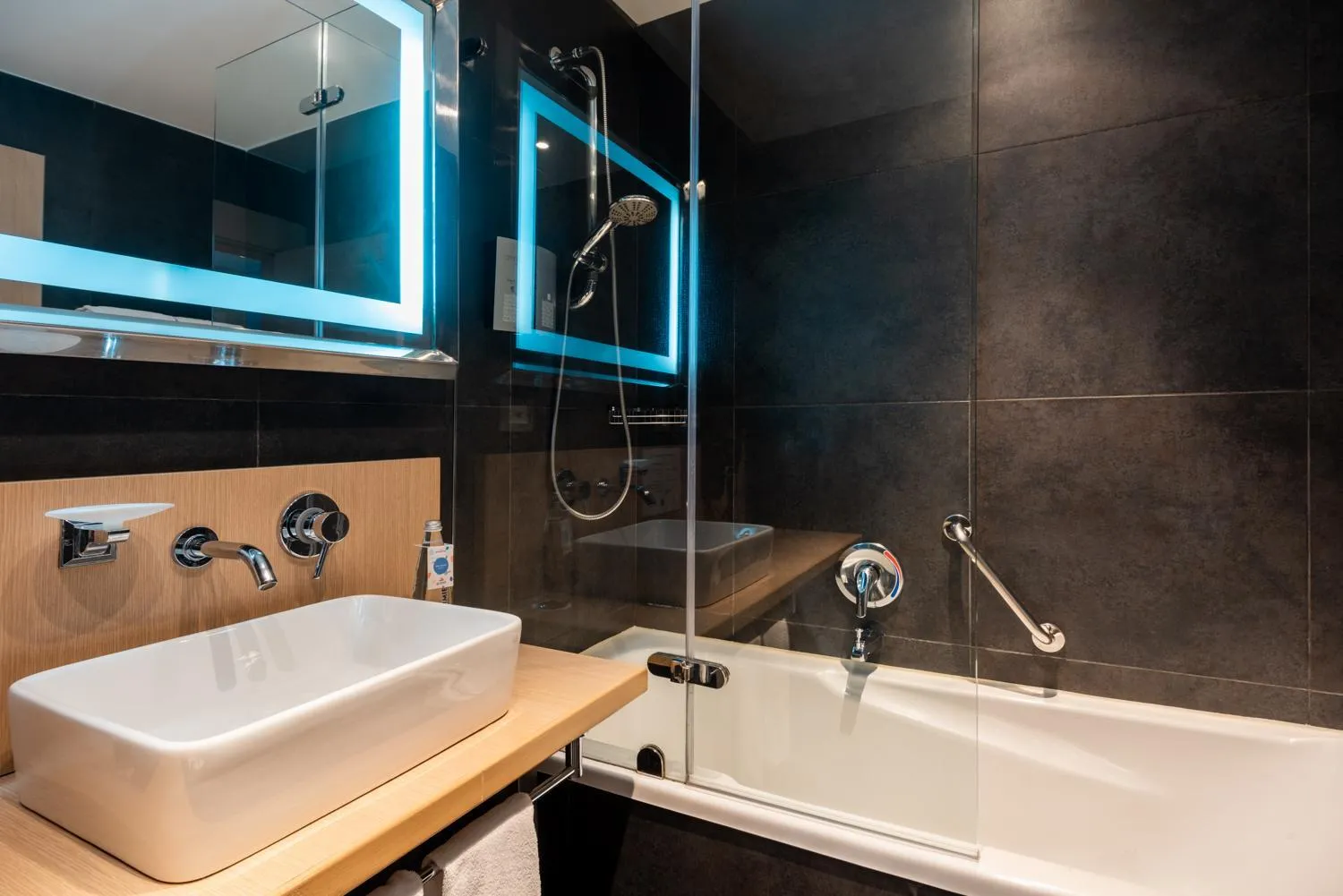 Shower in Novotel Bogota Parque 93