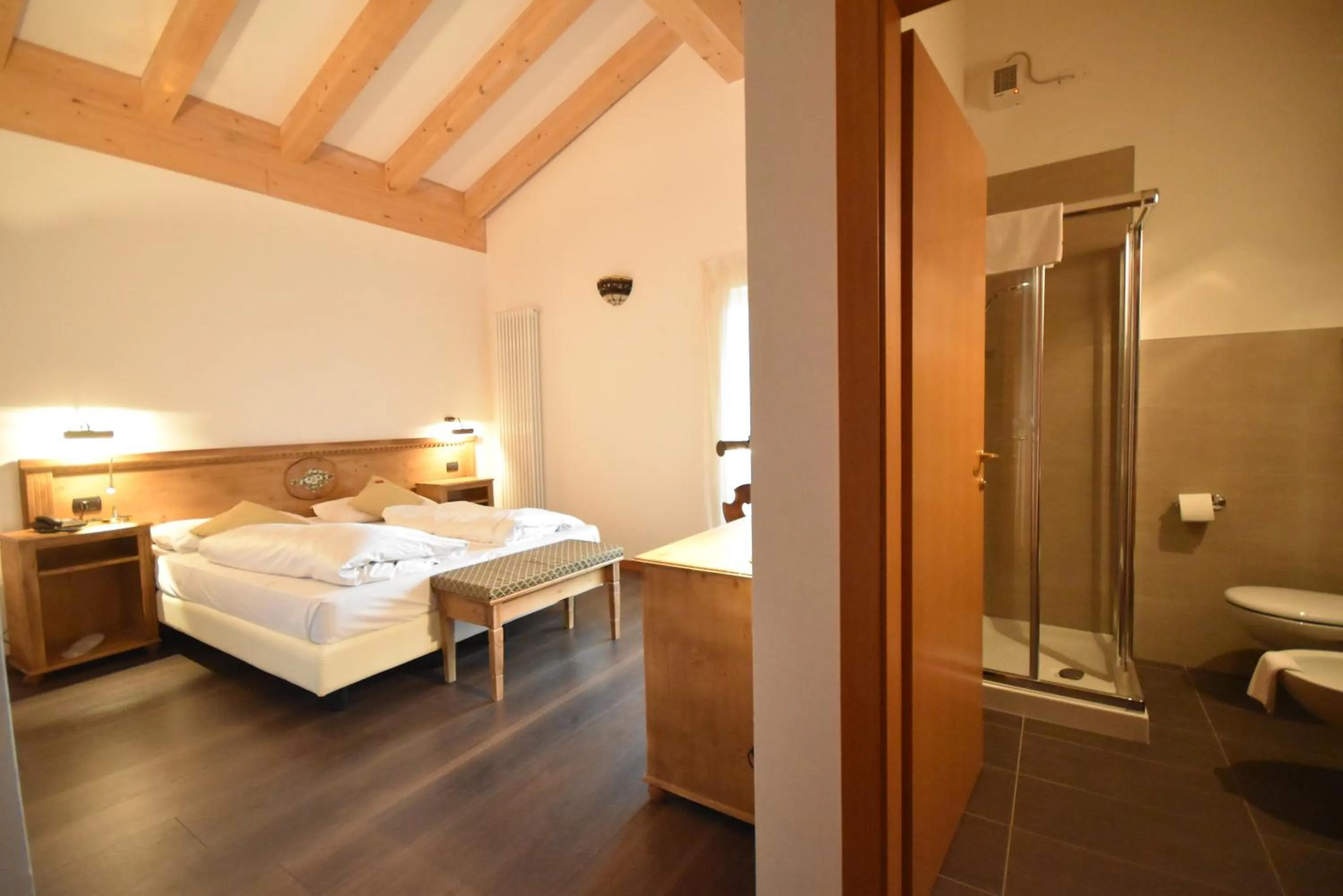 Shower, Bed in Folgaria Post Hotel