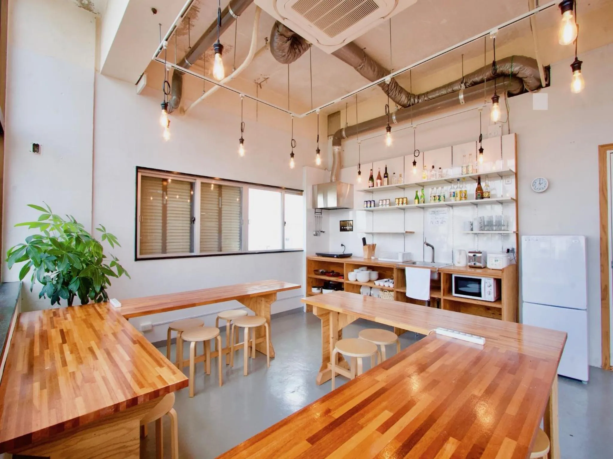 Communal kitchen in Ishigaki Guesthouse HIVE