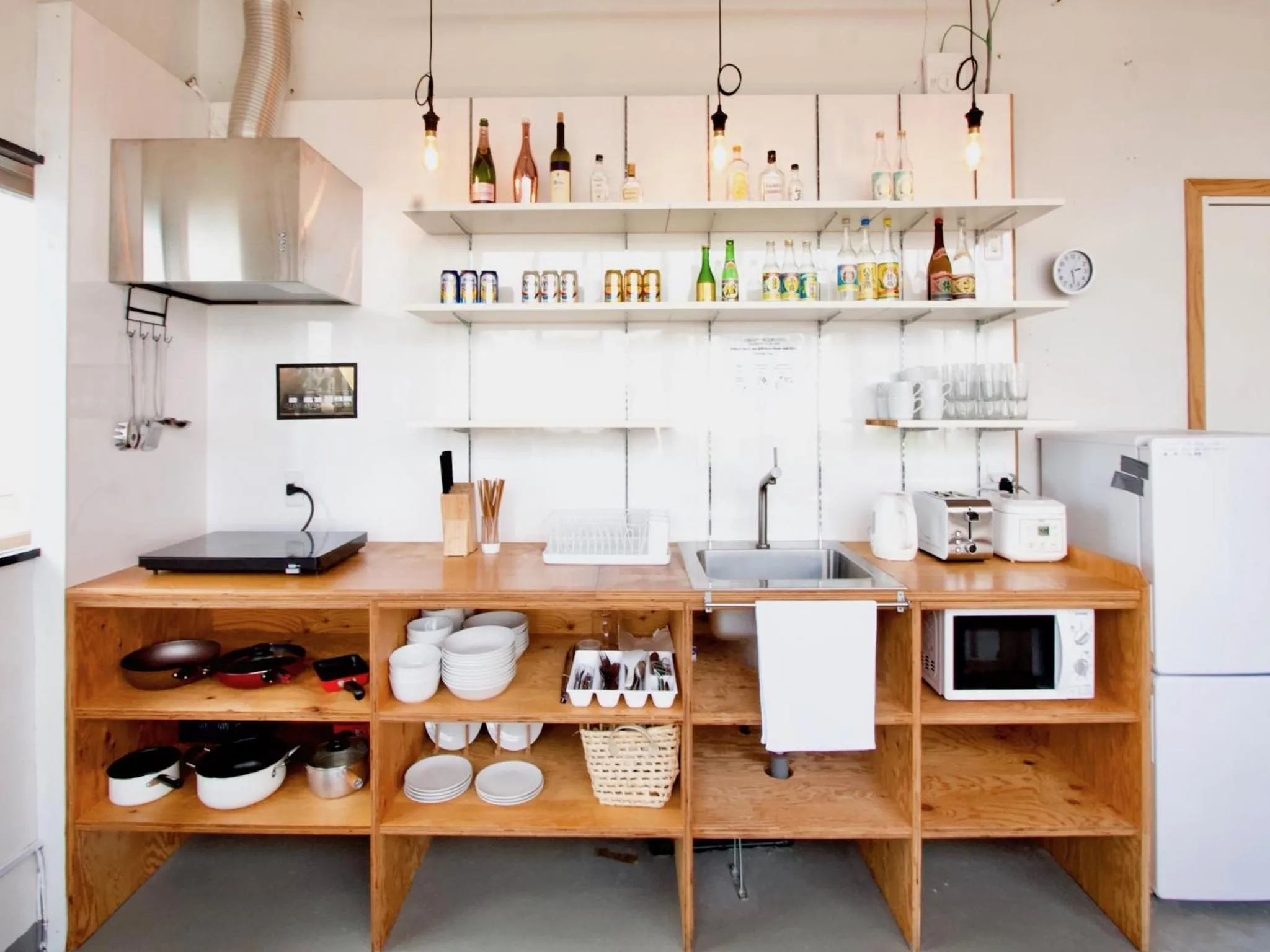 Communal kitchen in Ishigaki Guesthouse HIVE