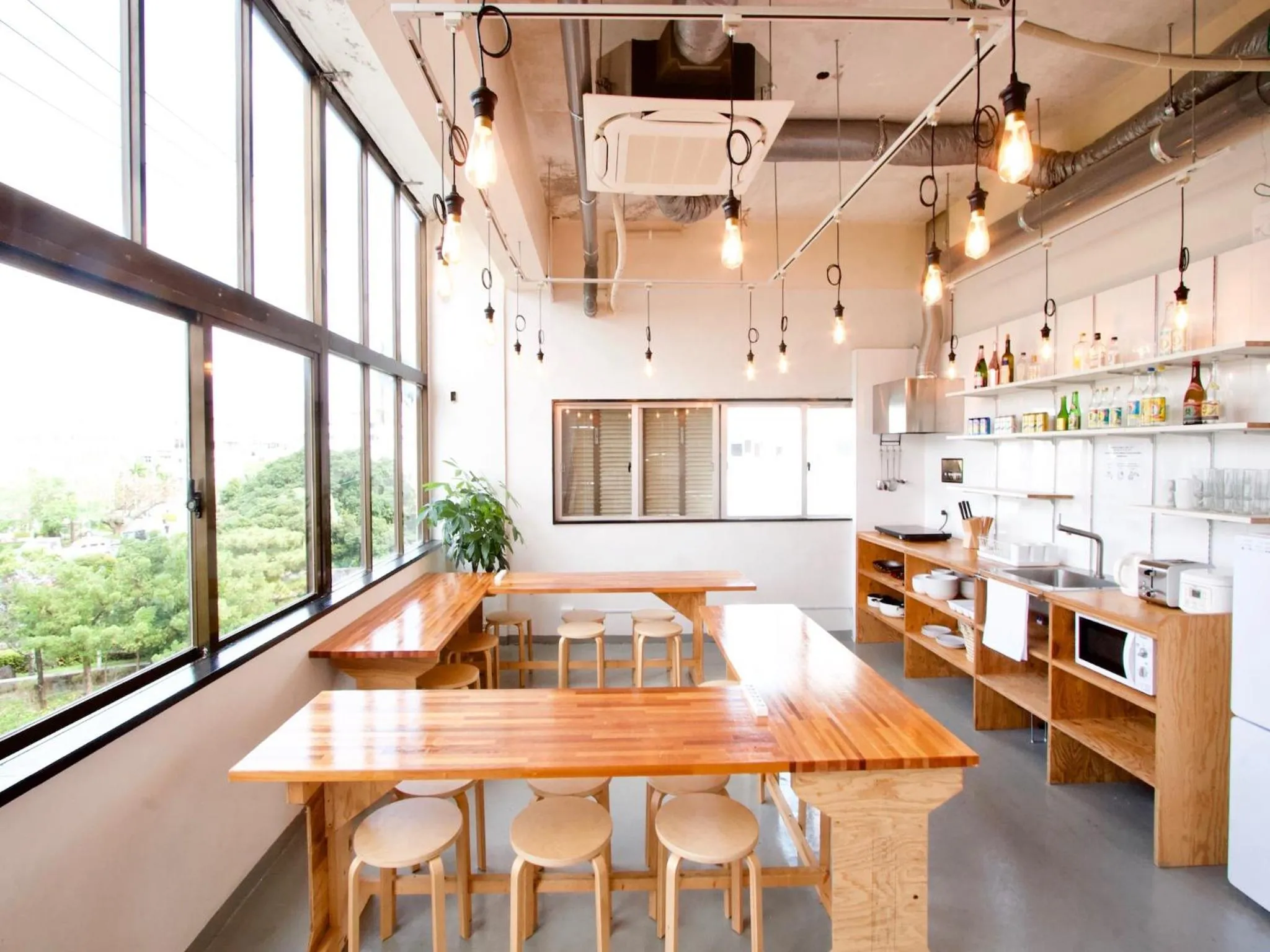 Communal kitchen in Ishigaki Guesthouse HIVE