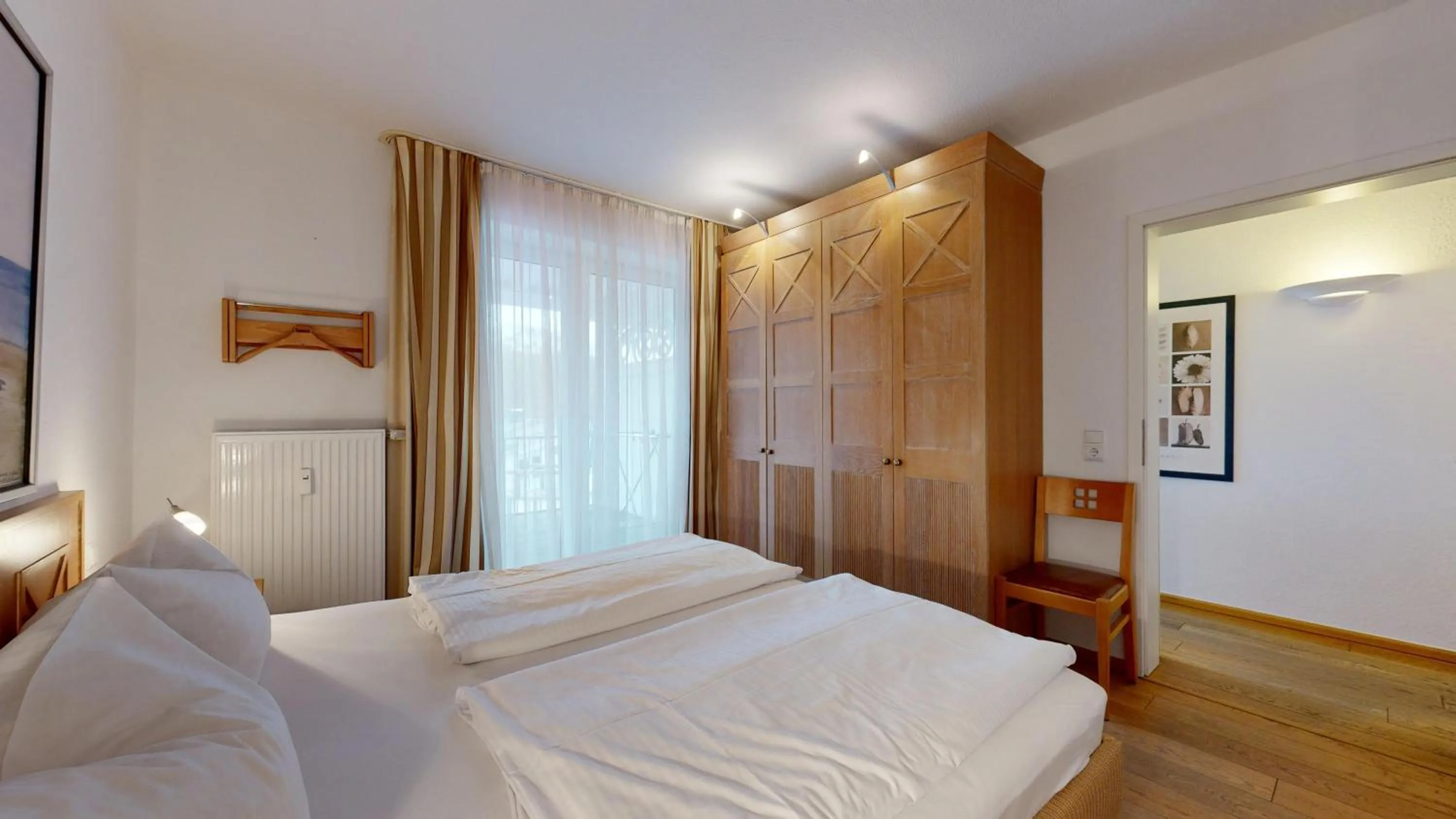 Bedroom, Bed in FeWo direkt am Strand mit Meerblick und Südbalkon, Villa Freia 27, Binz
