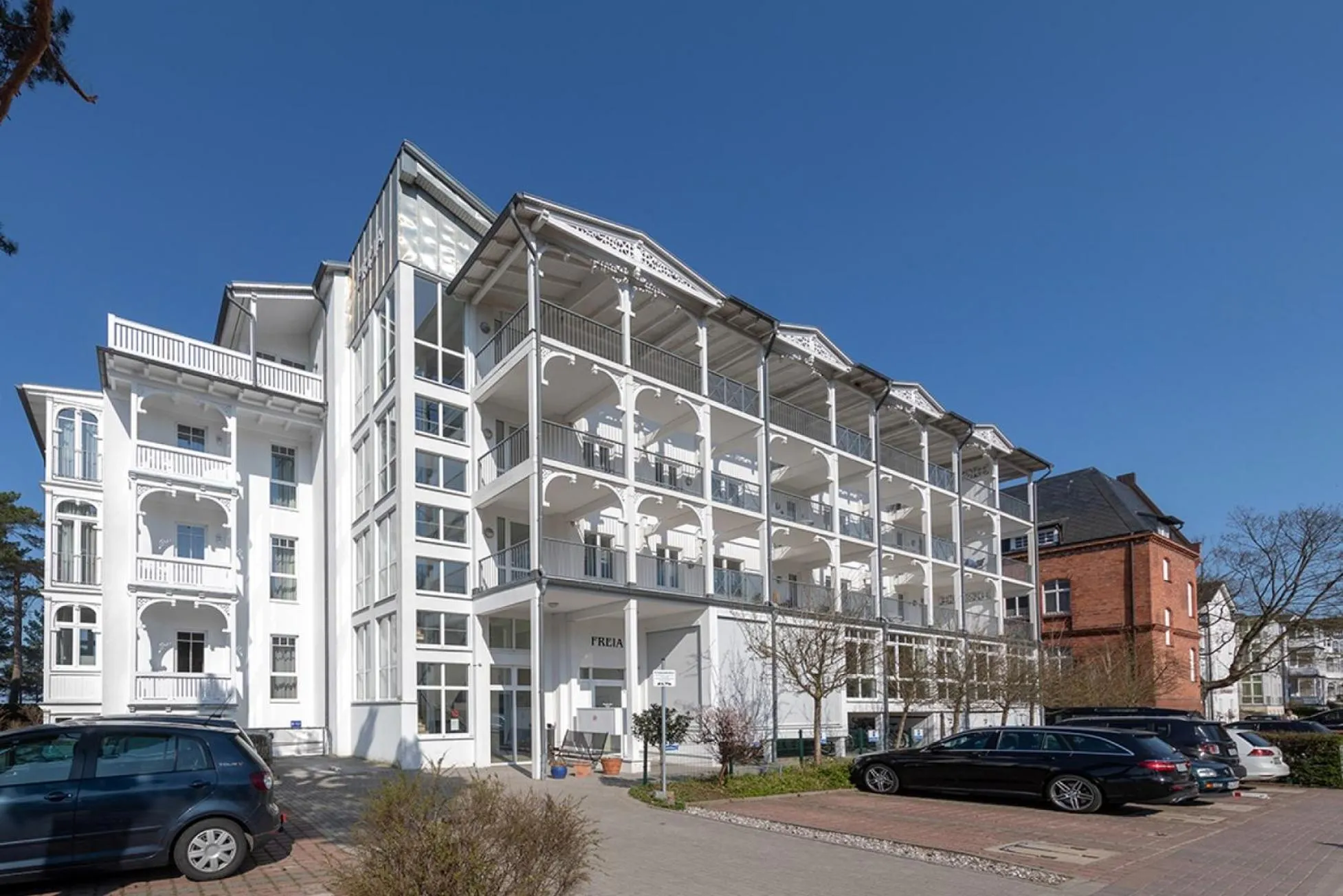 Property building in FeWo direkt am Strand mit Meerblick und Südbalkon, Villa Freia 27, Binz