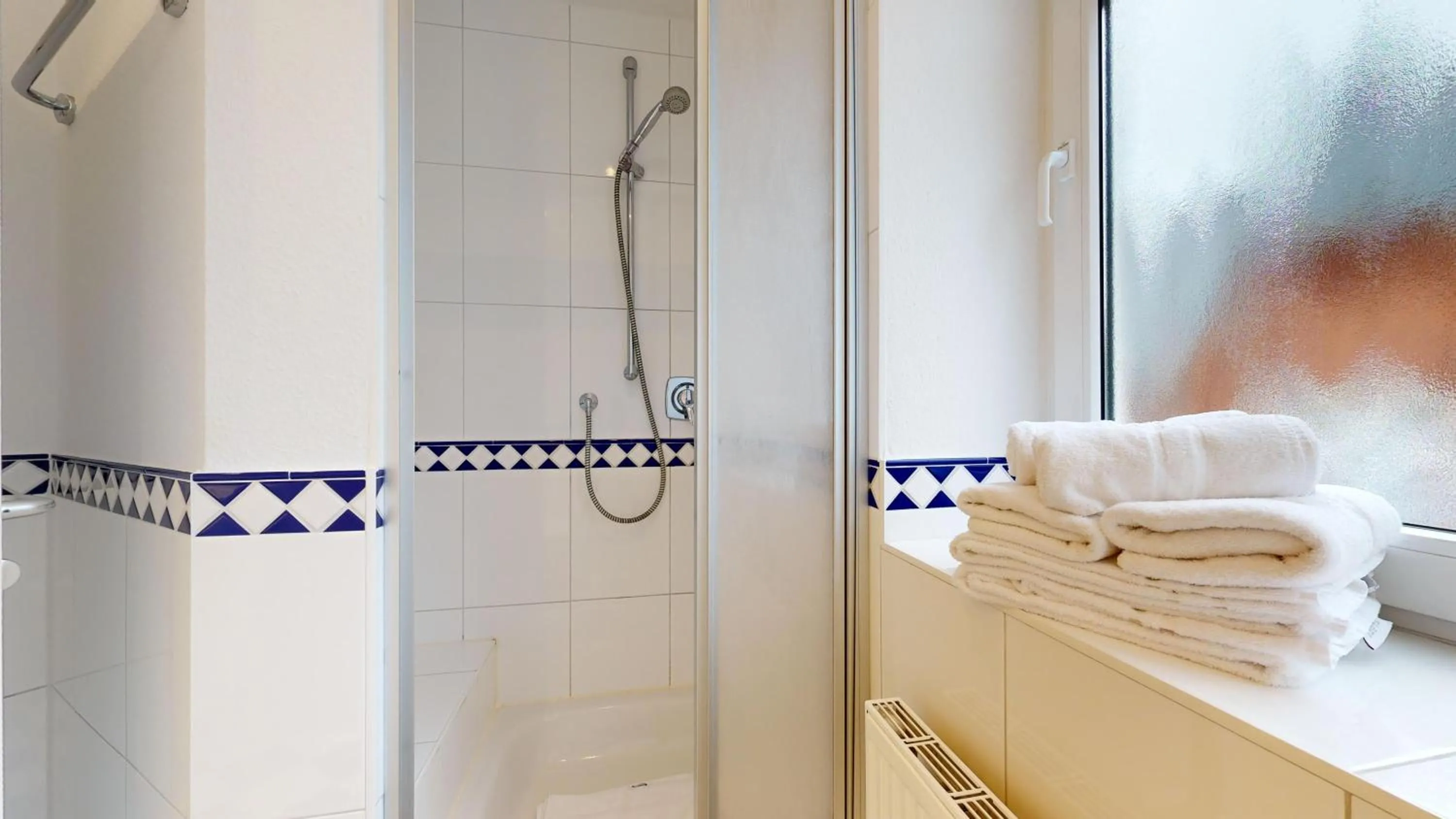 Bathroom in FeWo direkt am Strand mit Meerblick und Südbalkon, Villa Freia 27, Binz