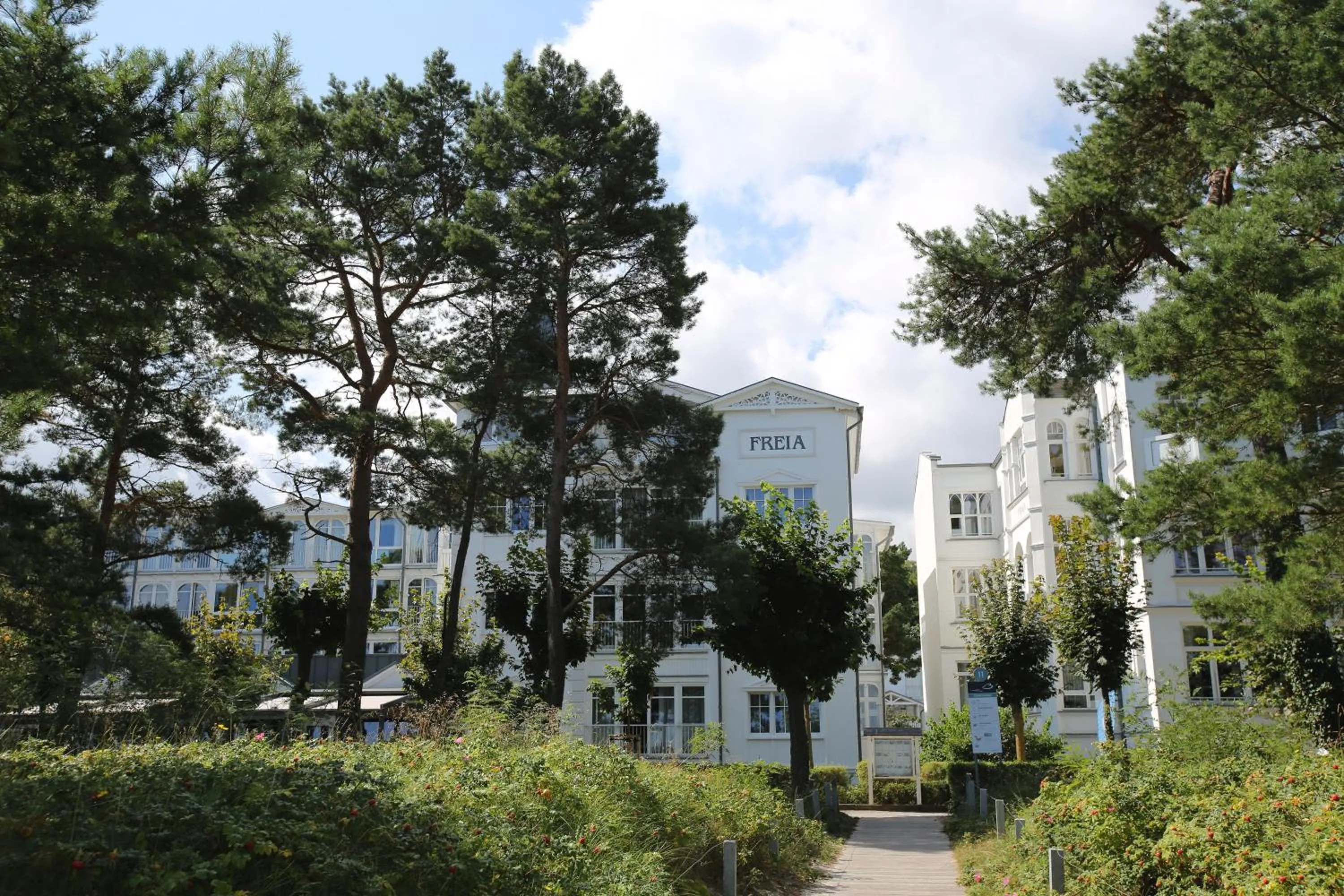 Property building in FeWo direkt am Strand mit Meerblick und Südbalkon, Villa Freia 27, Binz