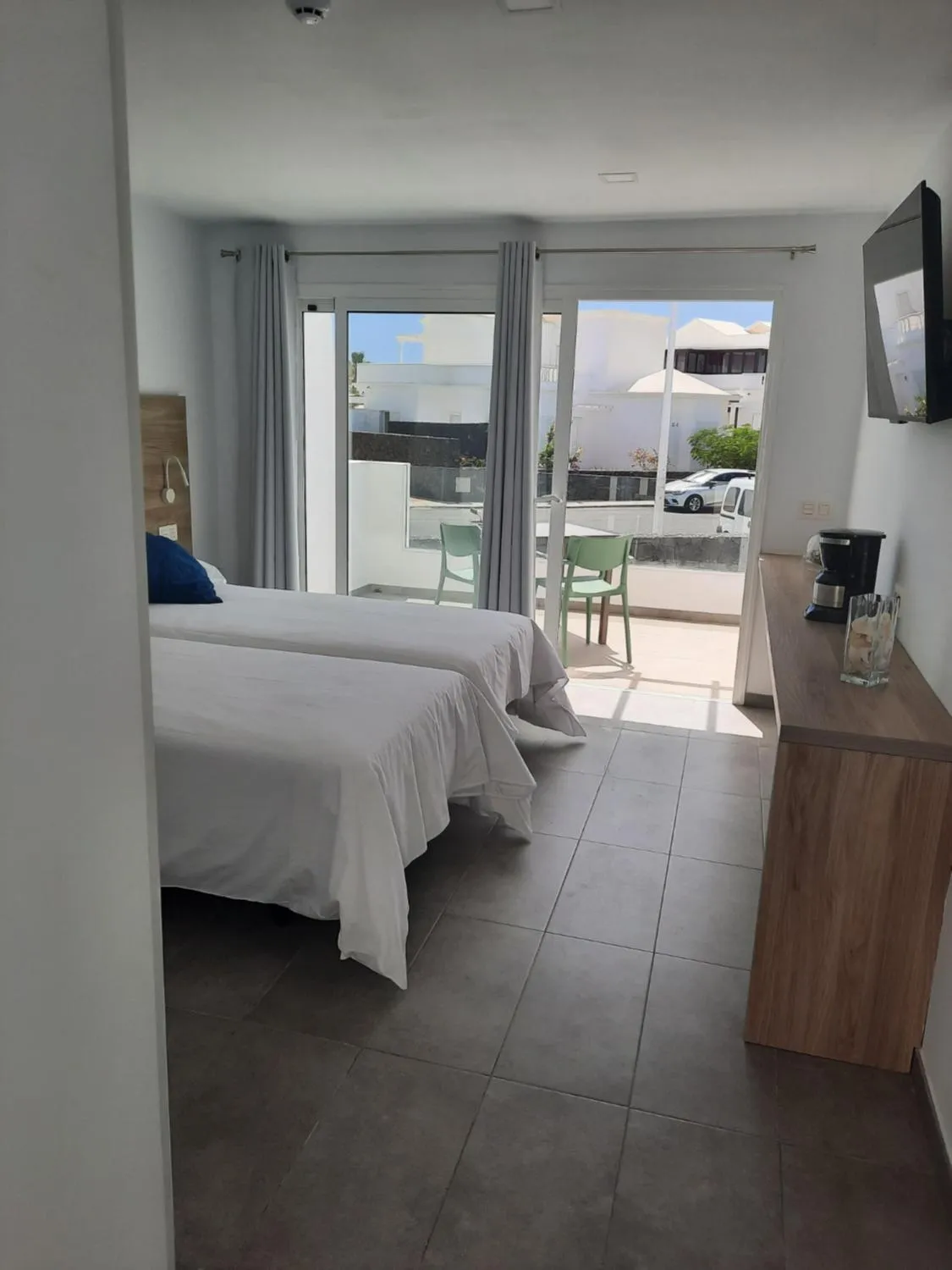 Photo of the whole room, Bed in Kikere Studios