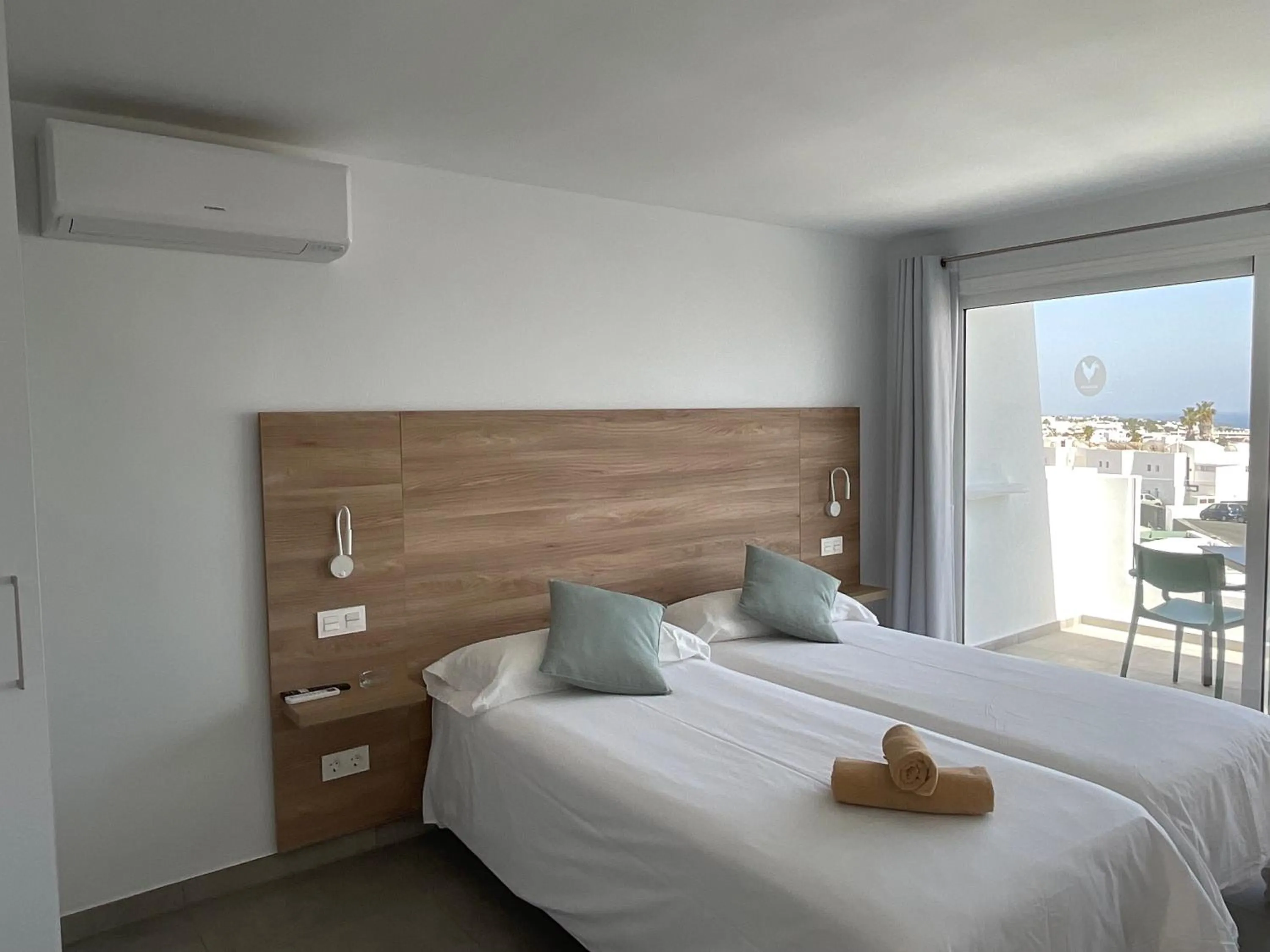 Photo of the whole room, Bed in Kikere Studios