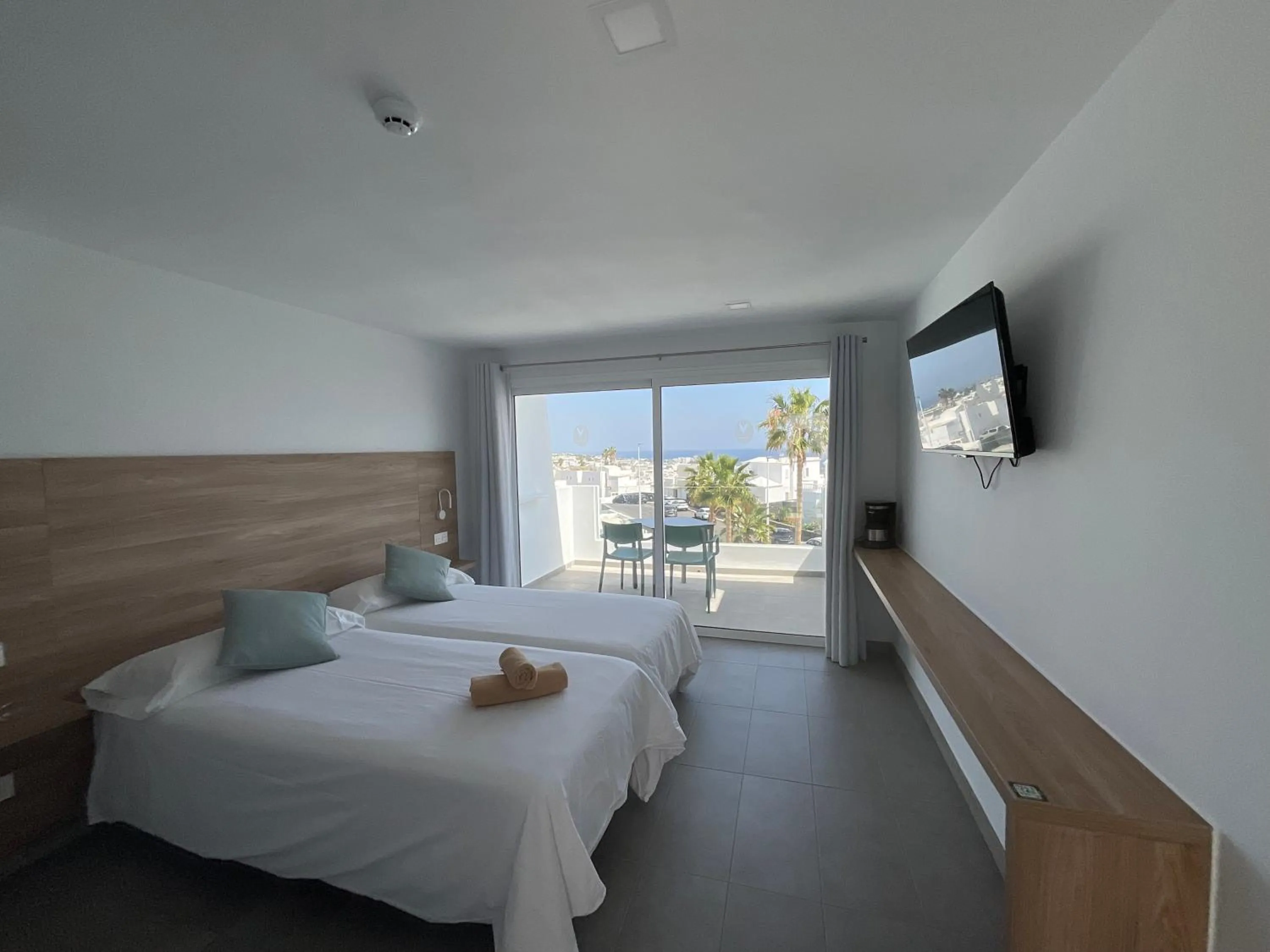 Photo of the whole room, Bed in Kikere Studios