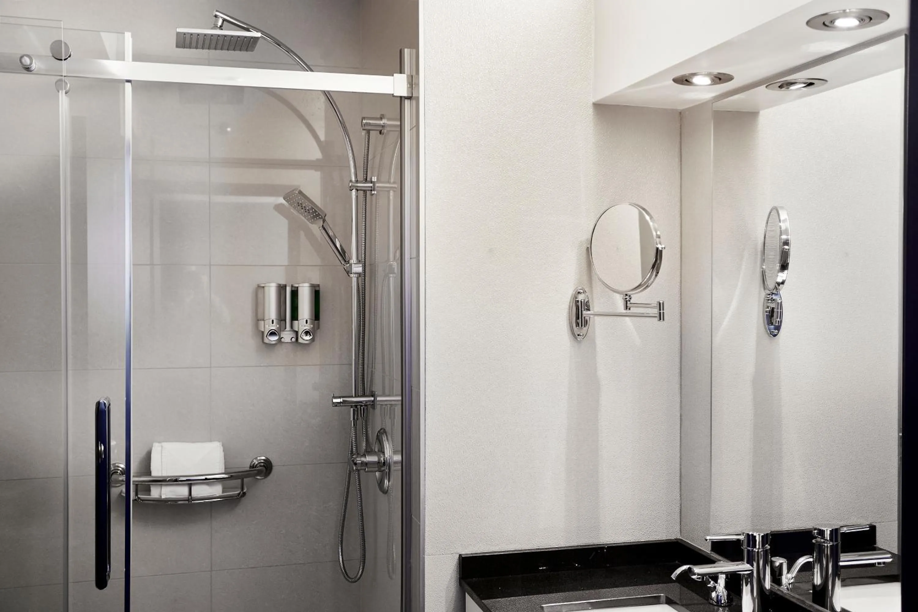 Shower in Hôtel Cofortel