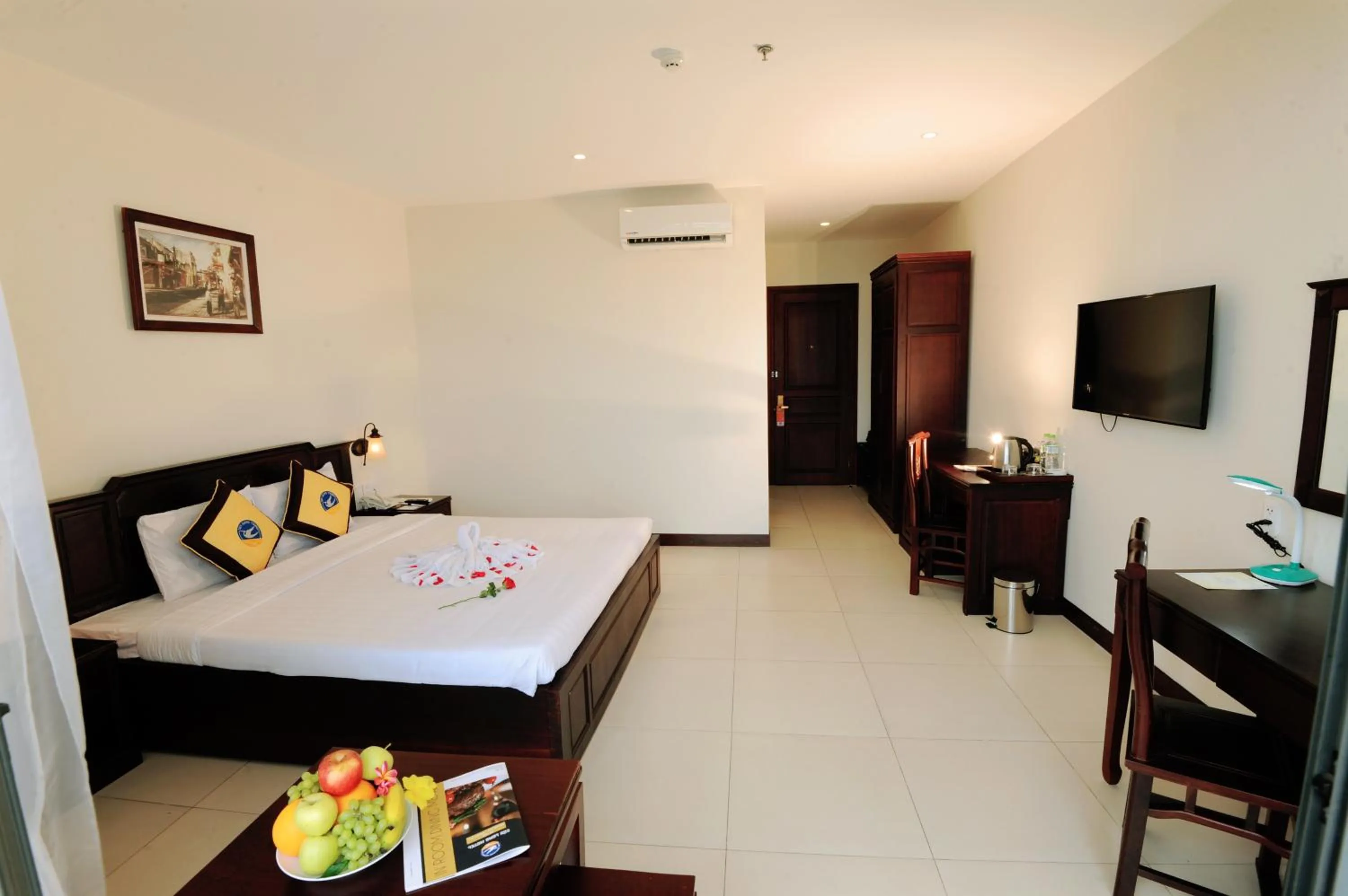 Communal lounge/ TV room, Bed in Cuu Long Hotel