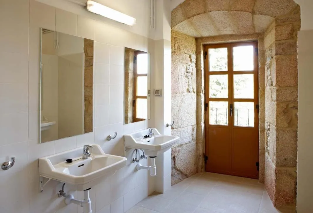 Bathroom in Albergue Monasterio de La Magdalena