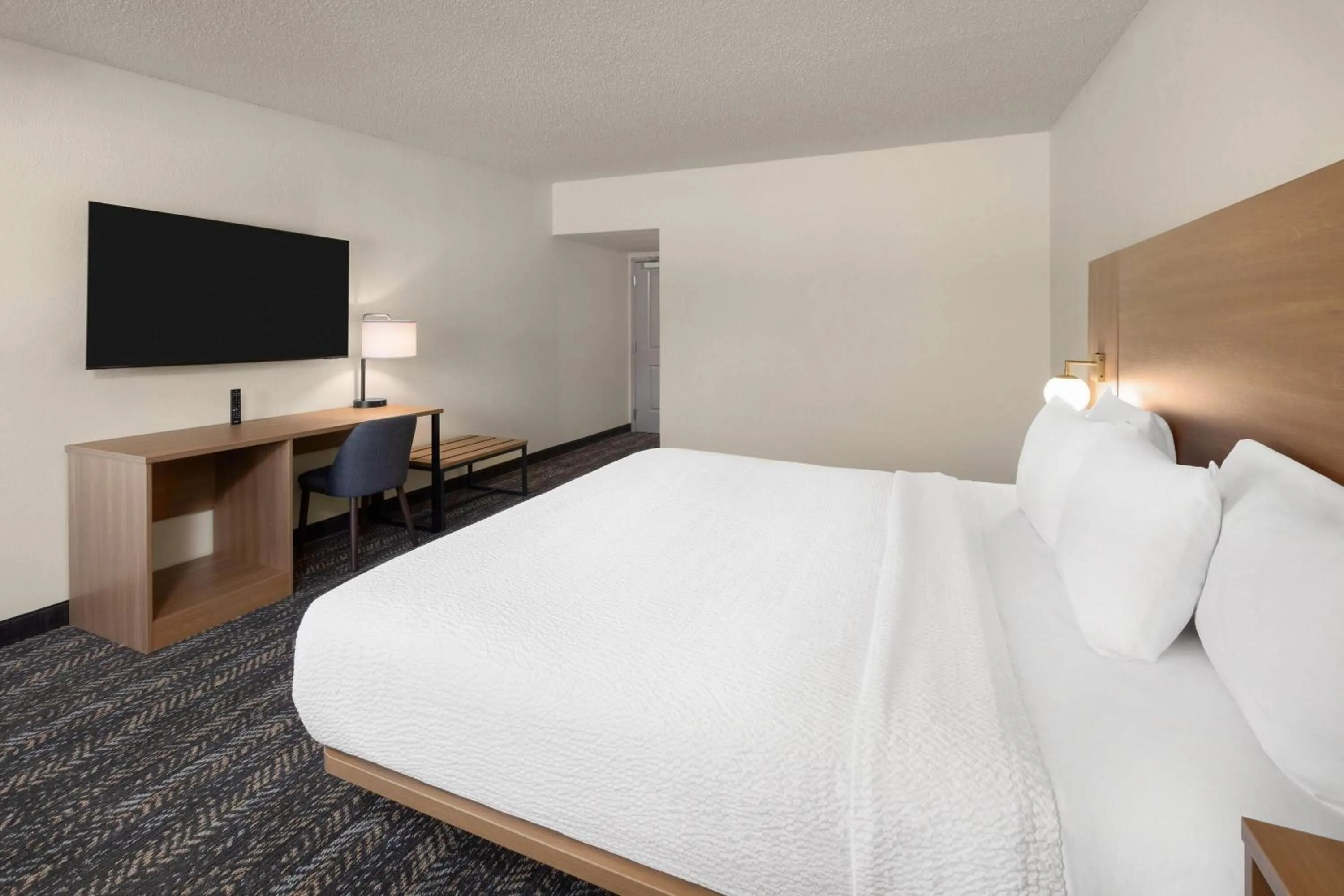 Photo of the whole room, Bed in Ramada by Wyndham Merced