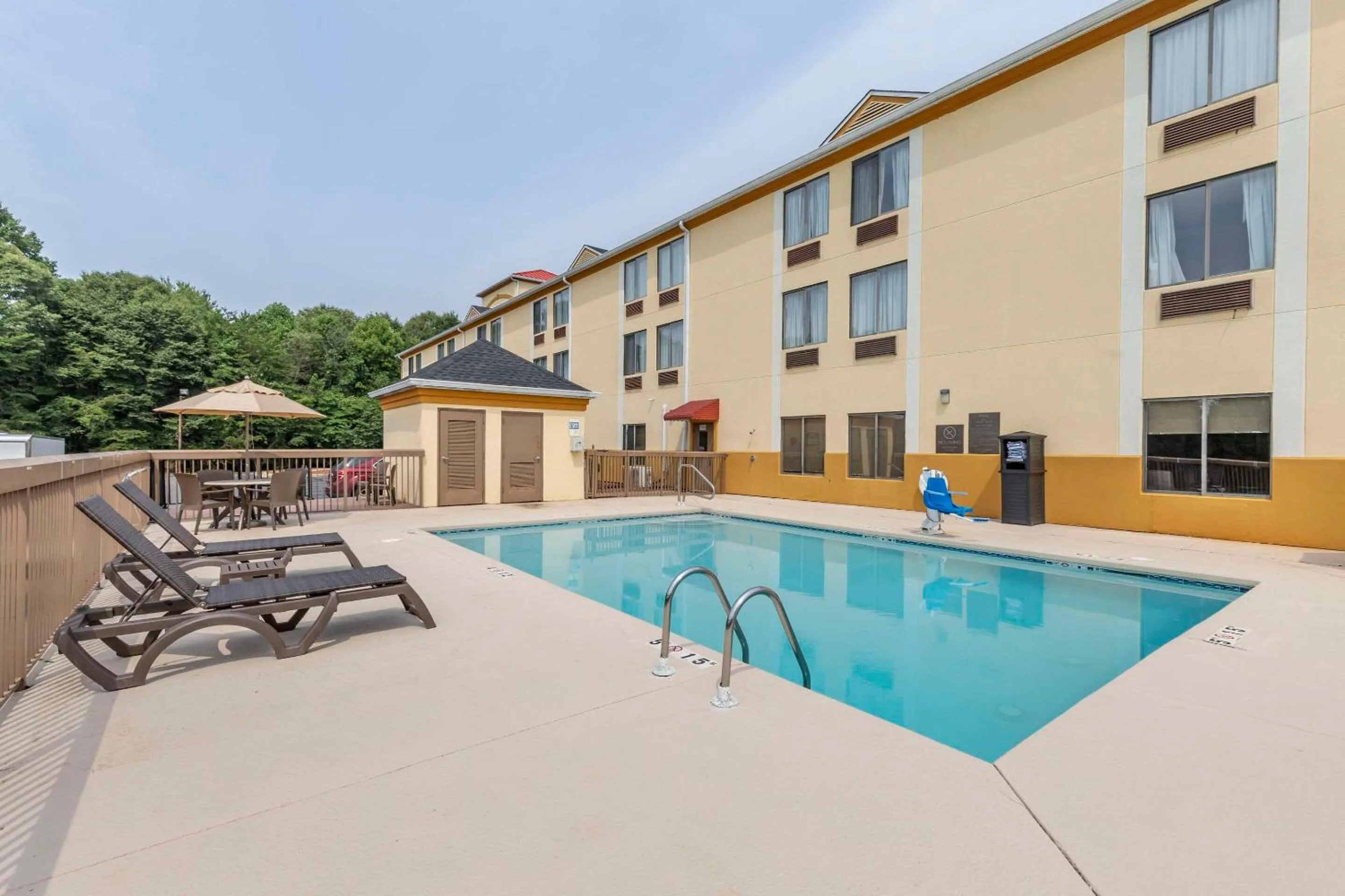 Swimming pool in Comfort Inn & Suites Mocksville I-40