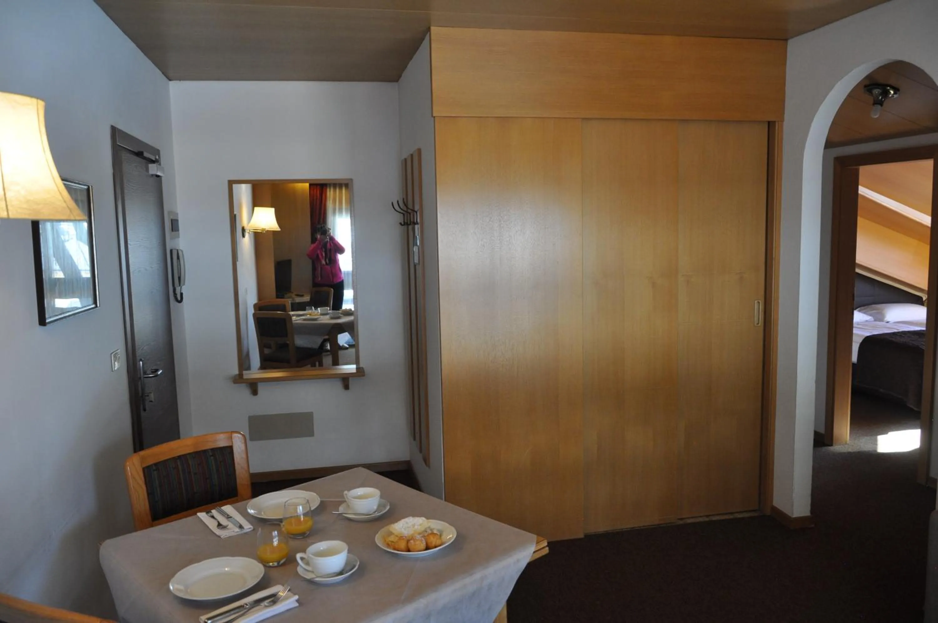 Photo of the whole room, Bed in Residence Anda