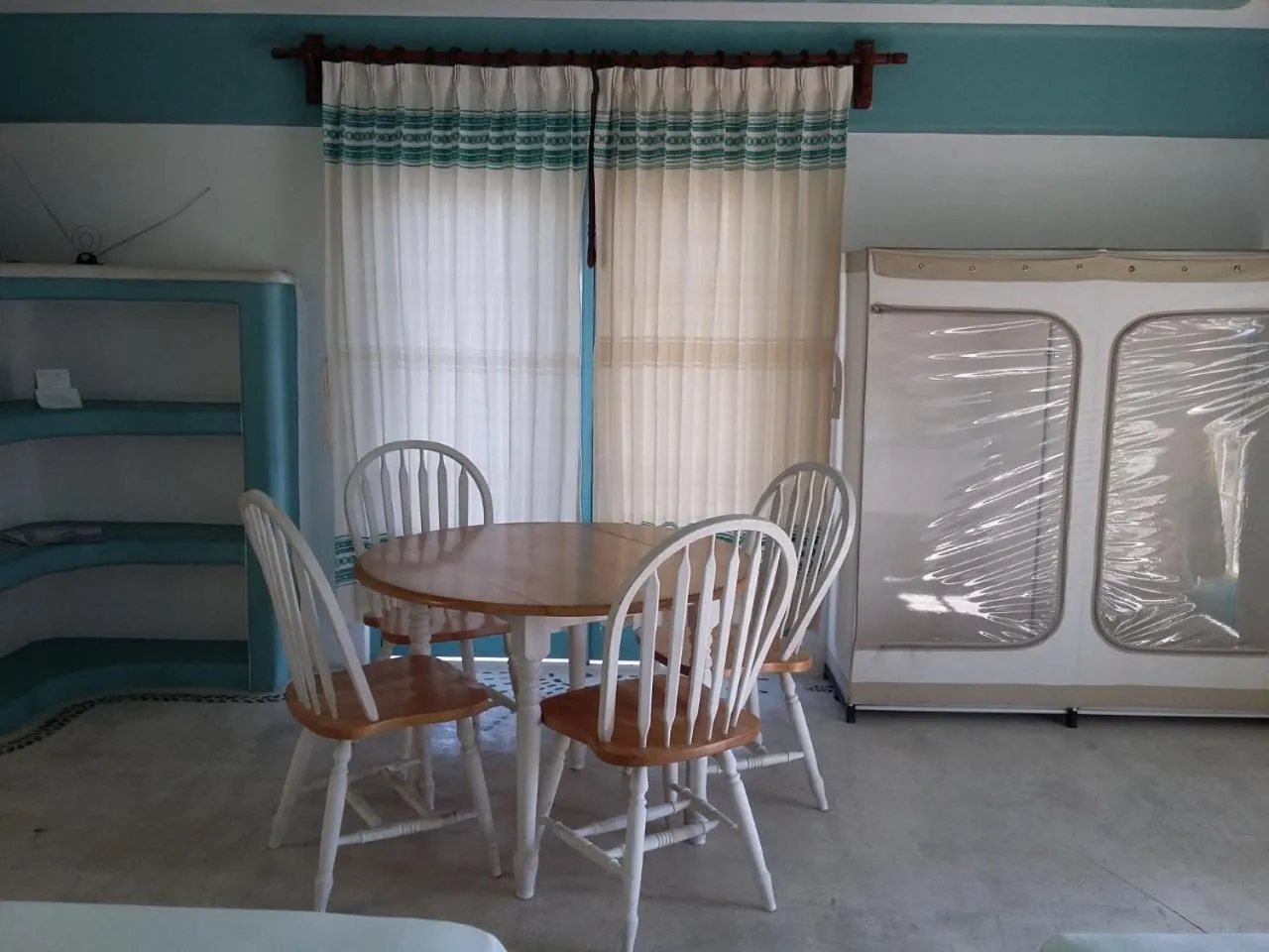 Dining area in Delphinus Inn