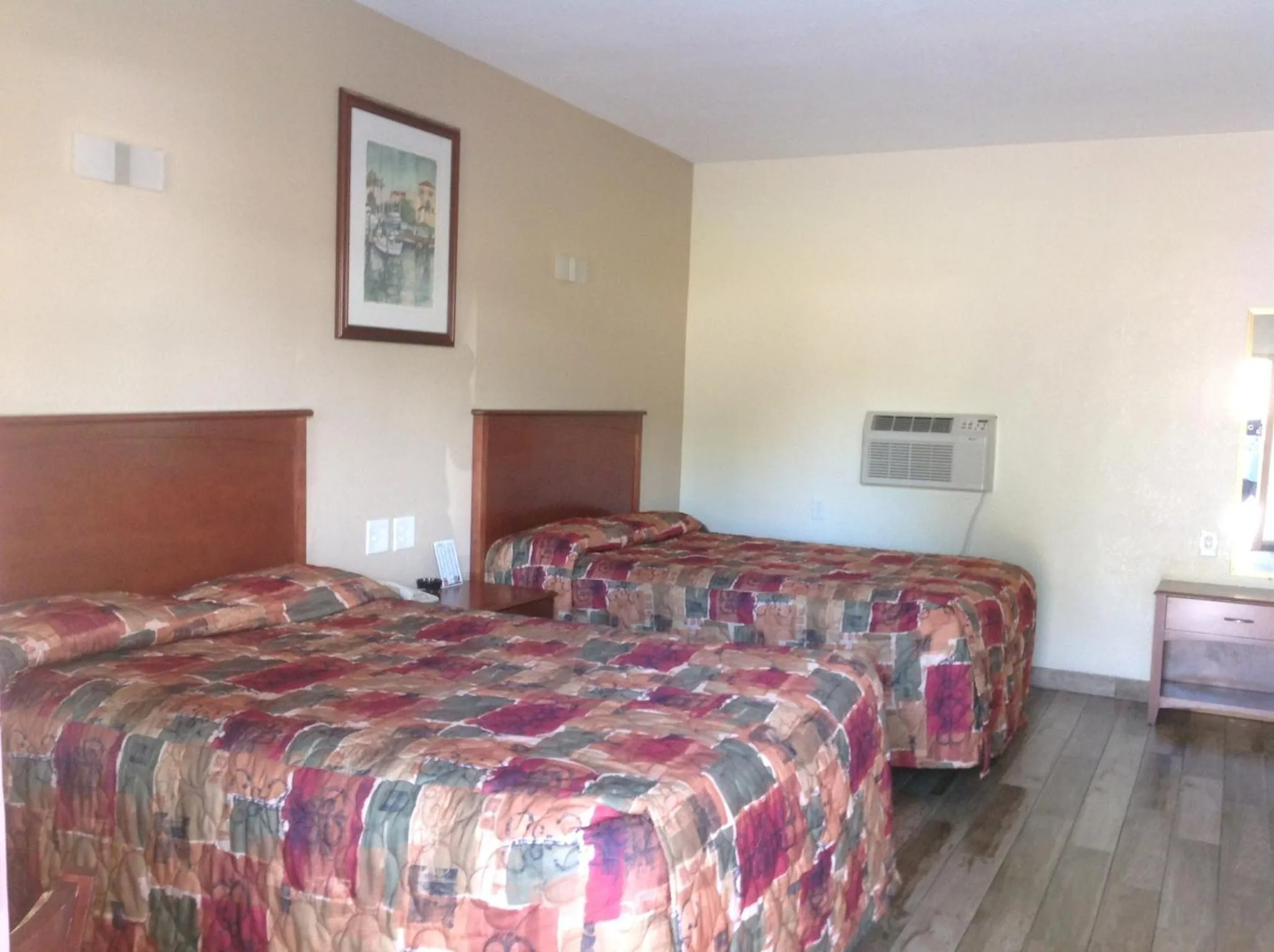 Photo of the whole room, Bed in Sunshine Inn of Daytona Beach