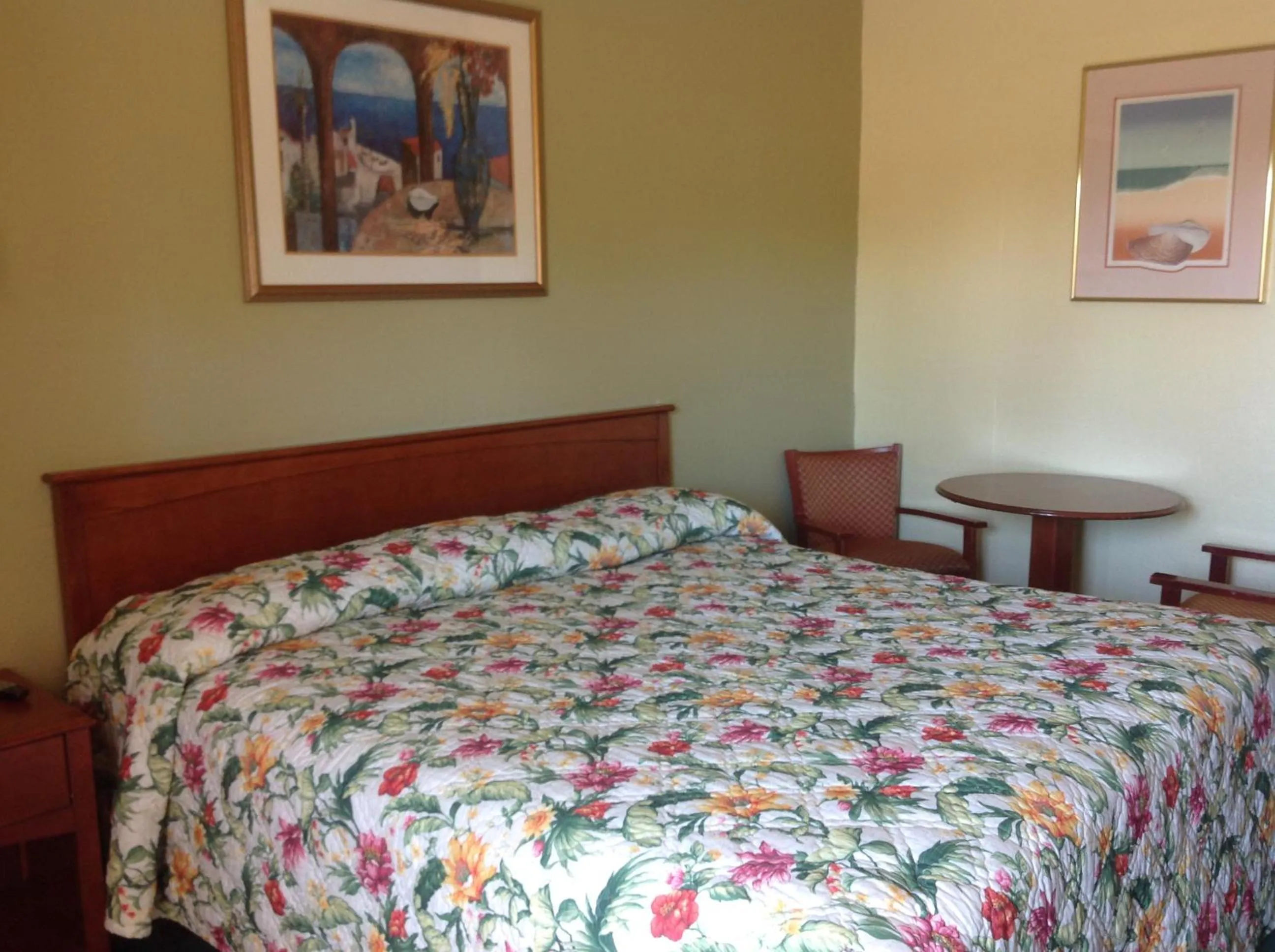 Bed in Sunshine Inn of Daytona Beach