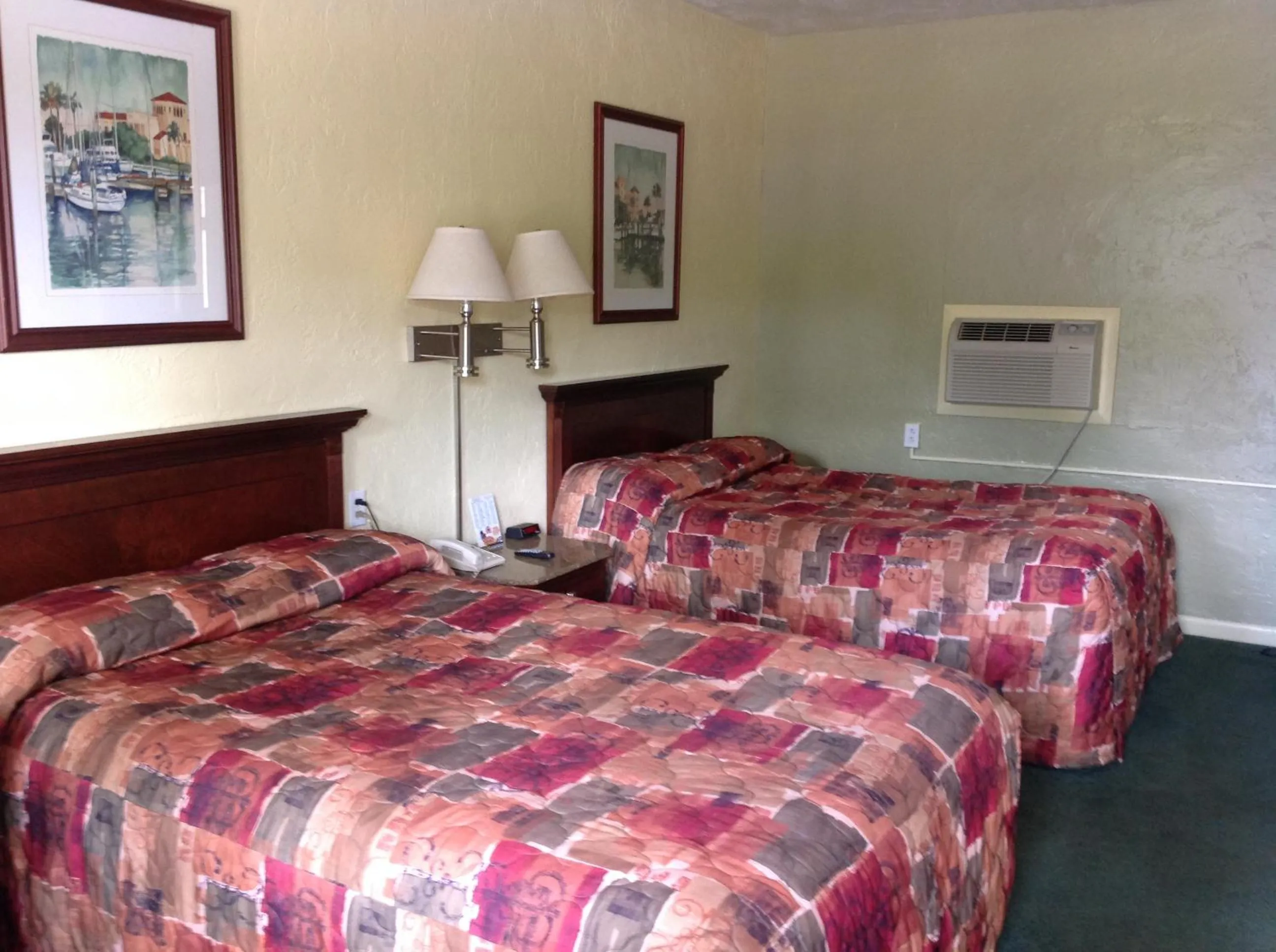 Bed in Sunshine Inn of Daytona Beach