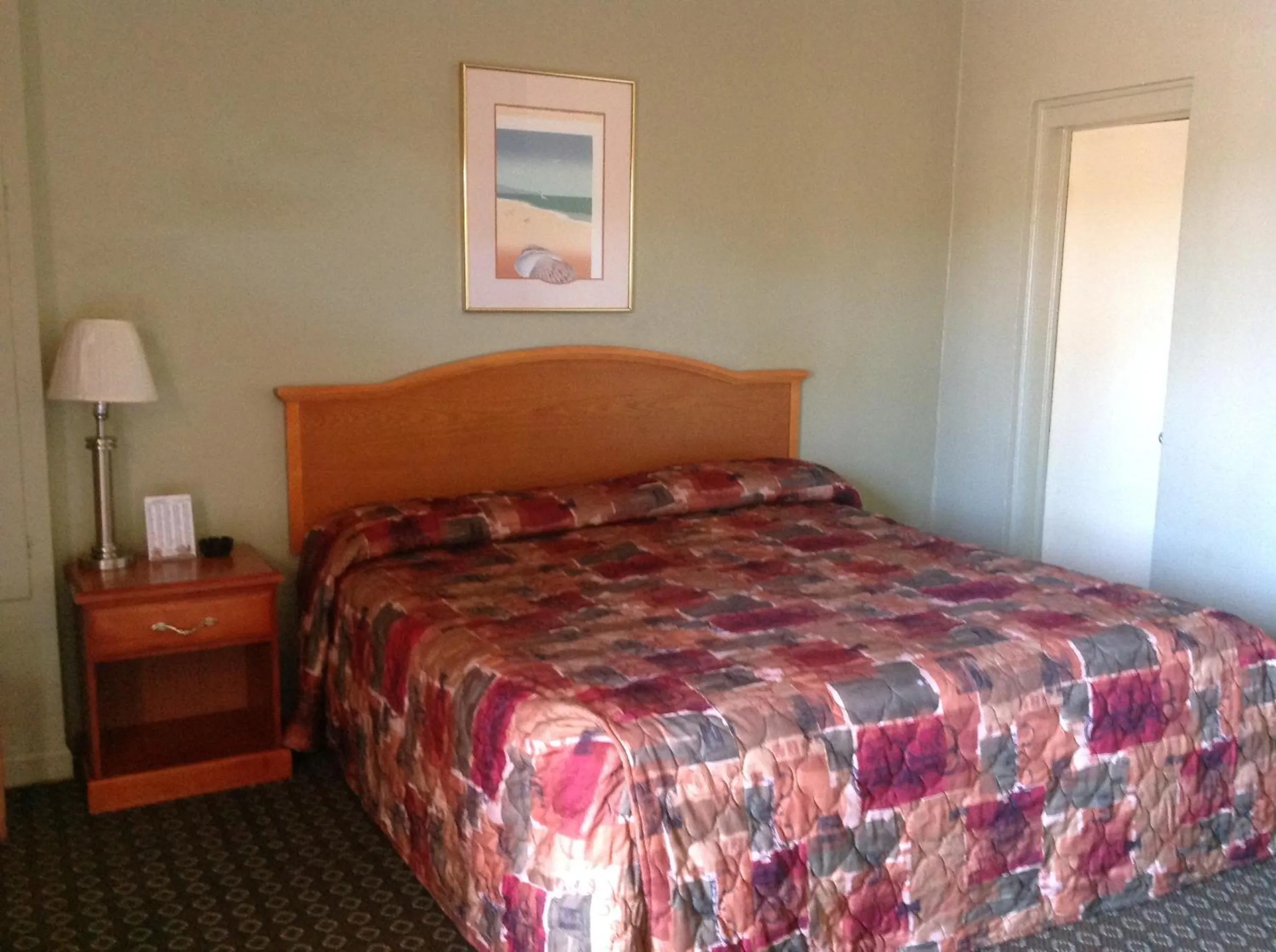 Bed in Sunshine Inn of Daytona Beach