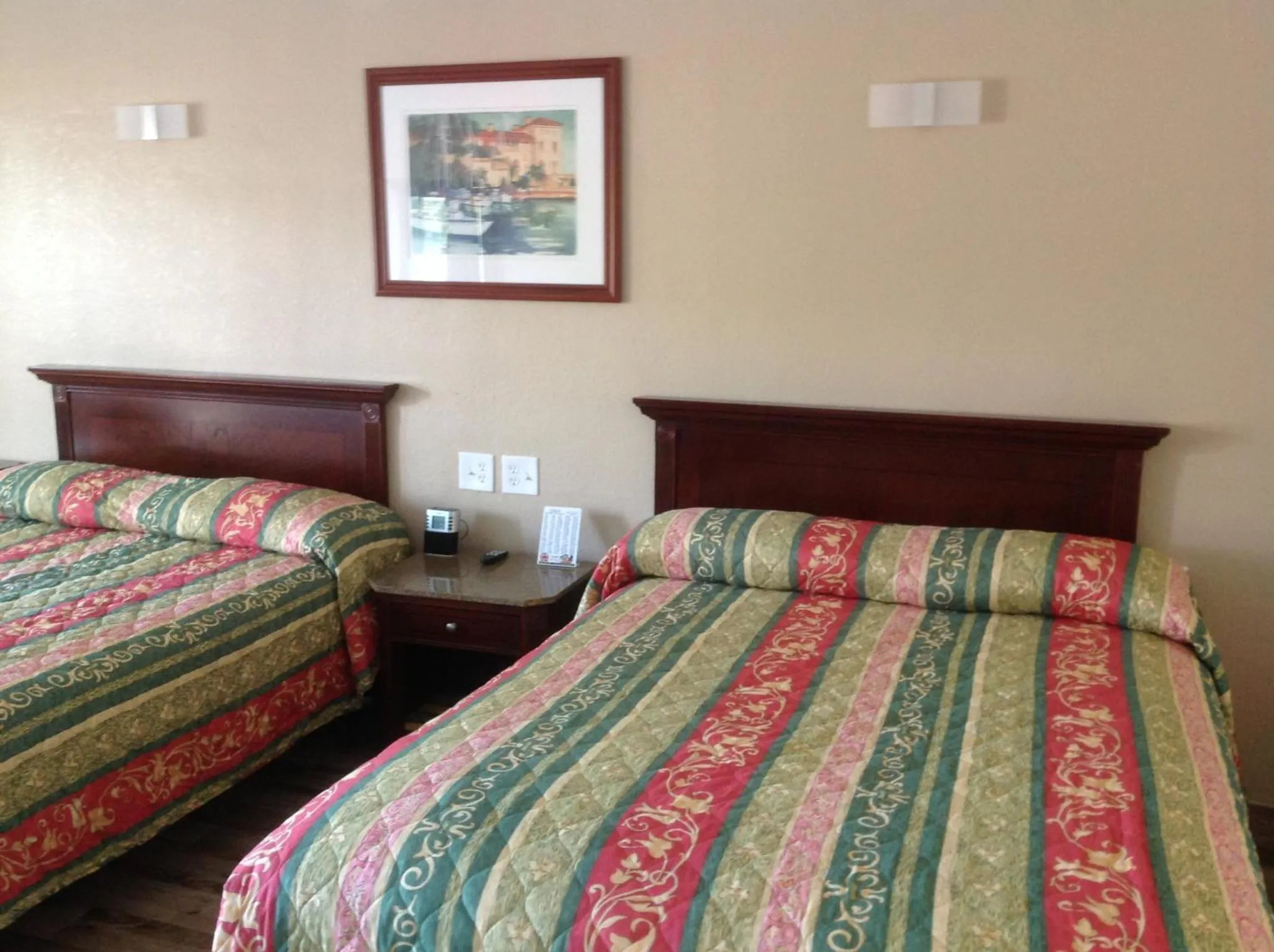 Bed in Sunshine Inn of Daytona Beach