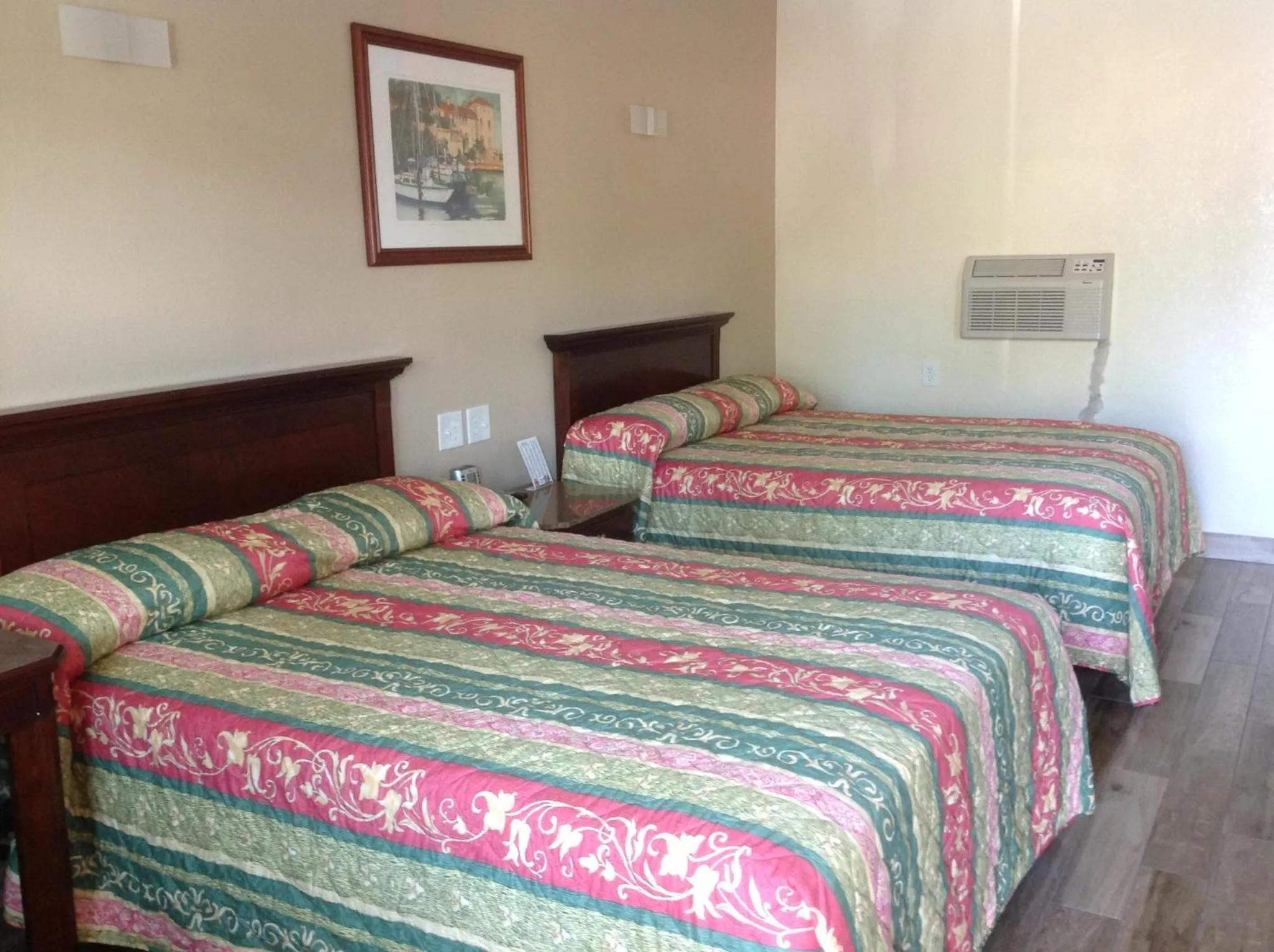 Bed in Sunshine Inn of Daytona Beach