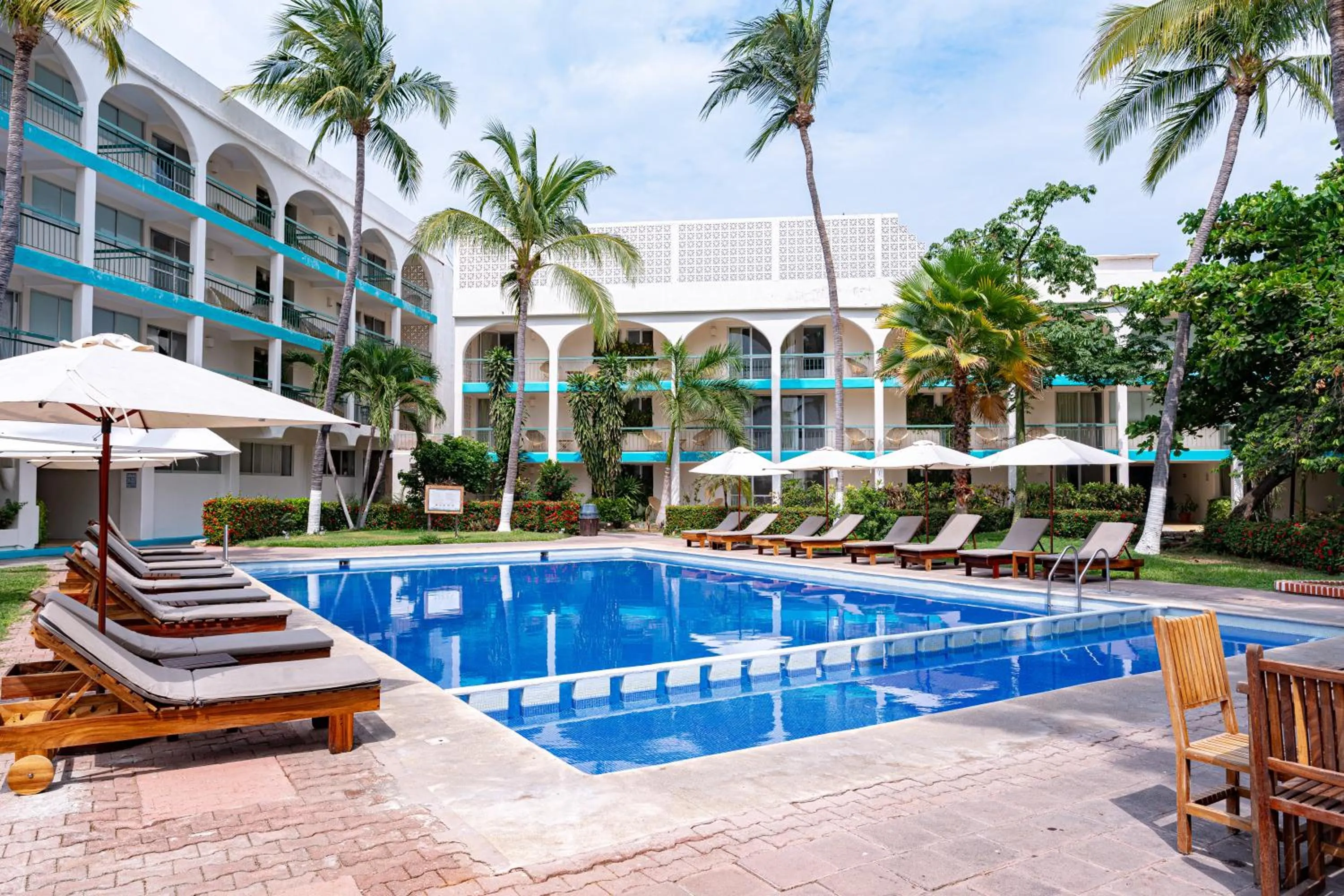 Swimming pool in Hotel Suites Villasol