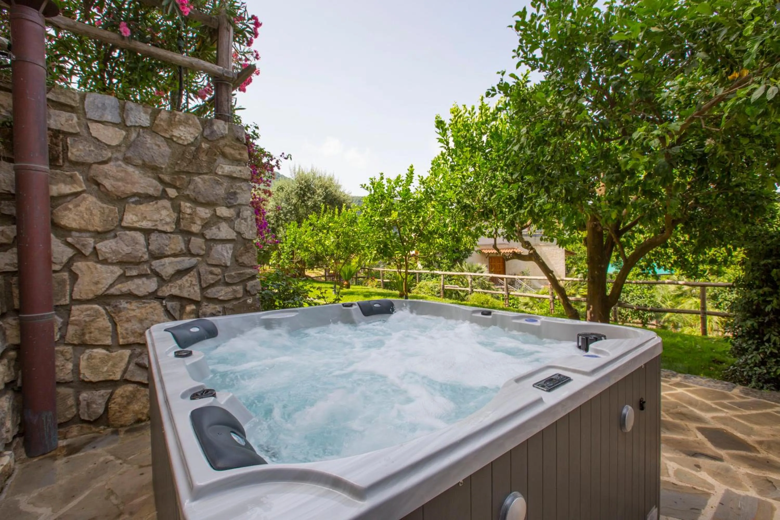 Hot Tub in Eterea Charming Suites