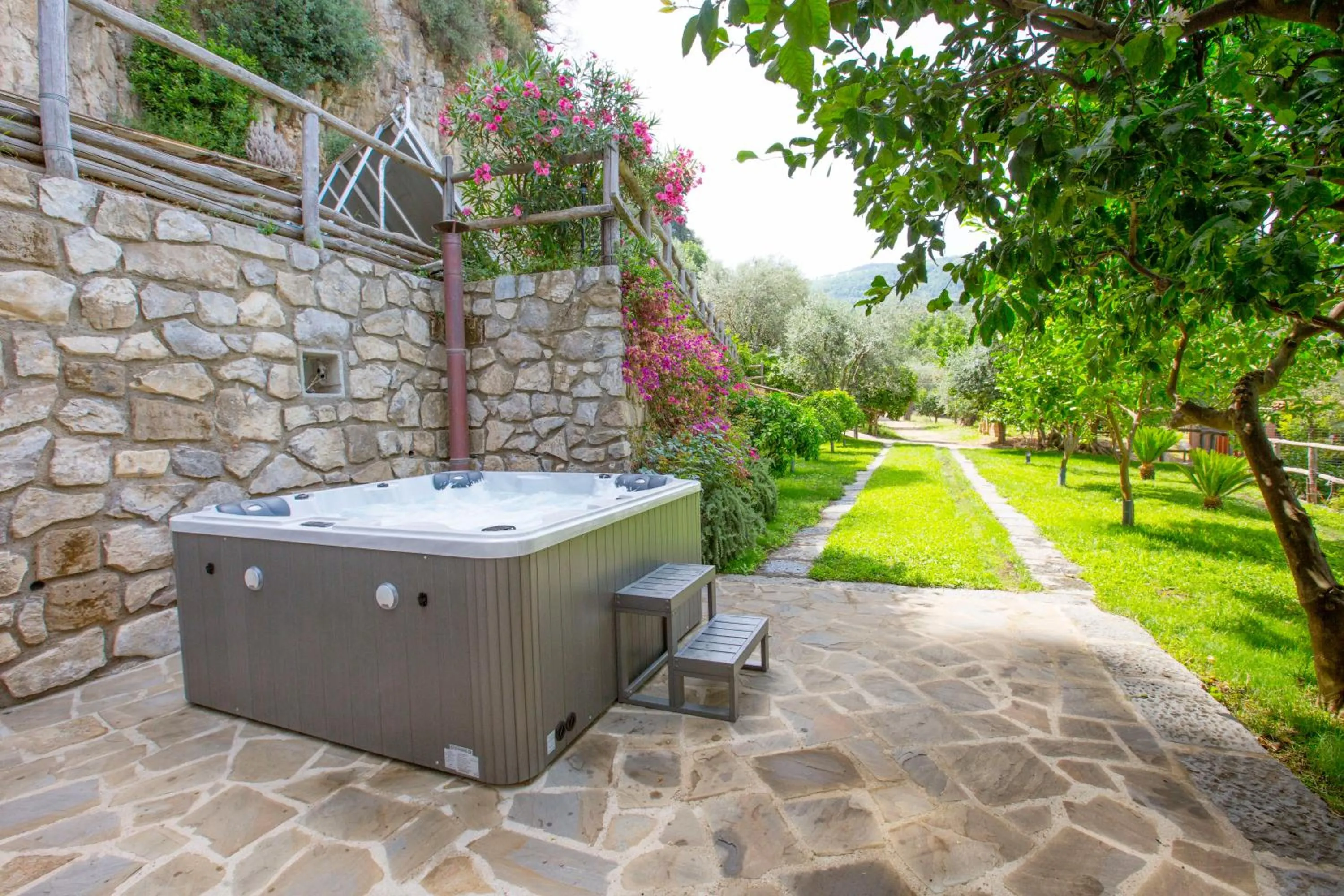 Hot Tub in Eterea Charming Suites