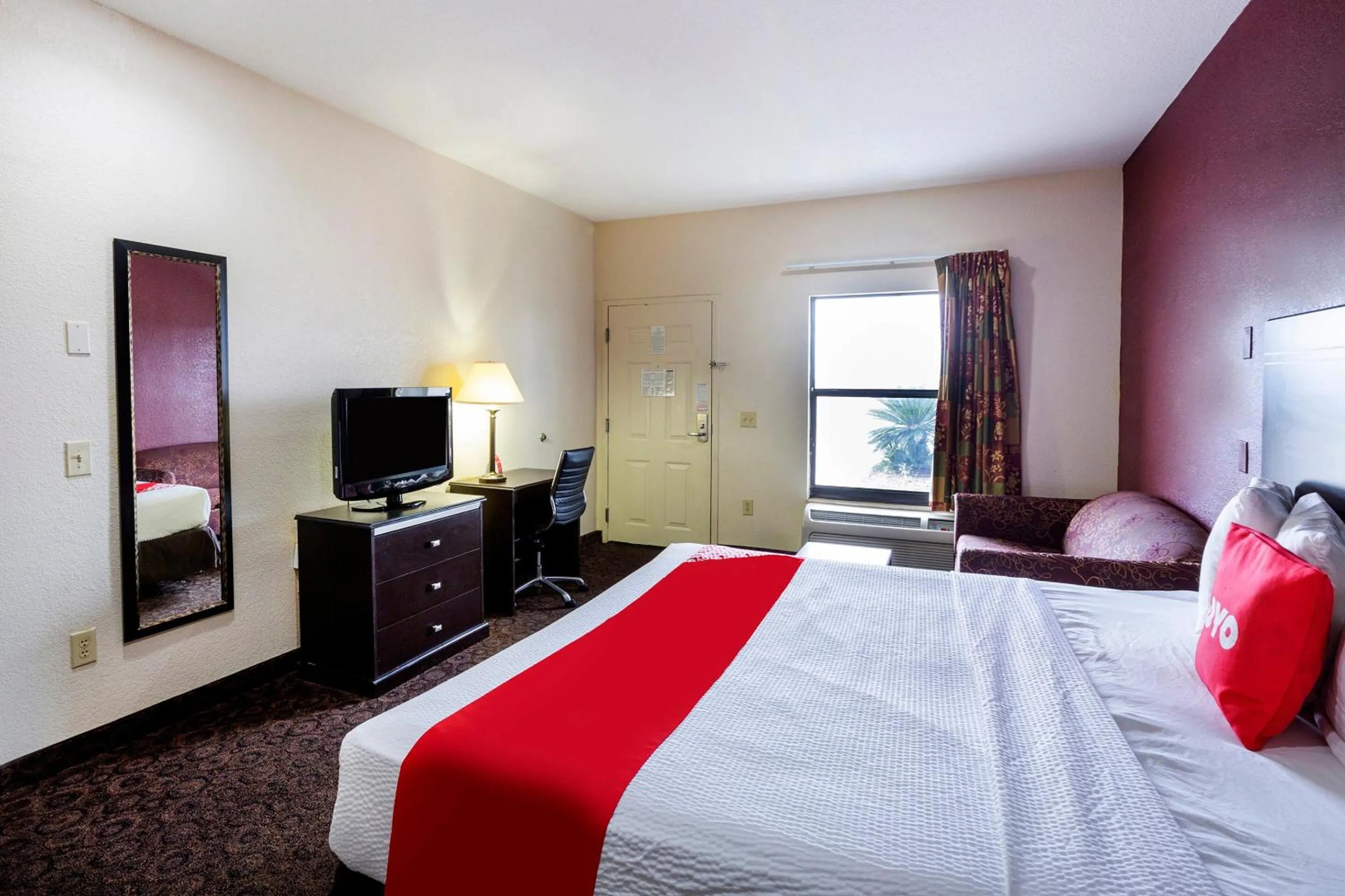 Bedroom, Bed in OYO Hotel LSU