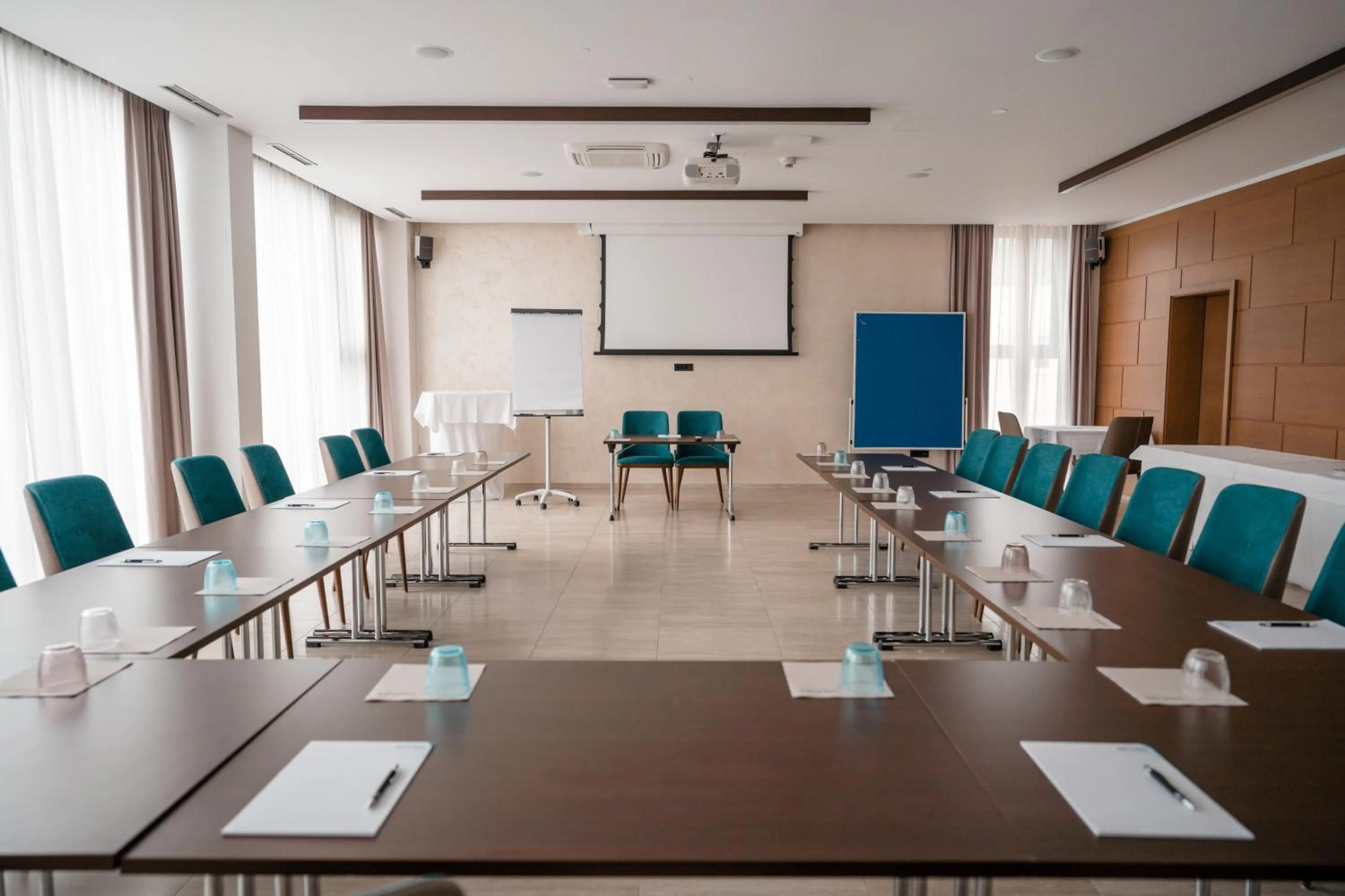 Business facilities in Hotel Seven