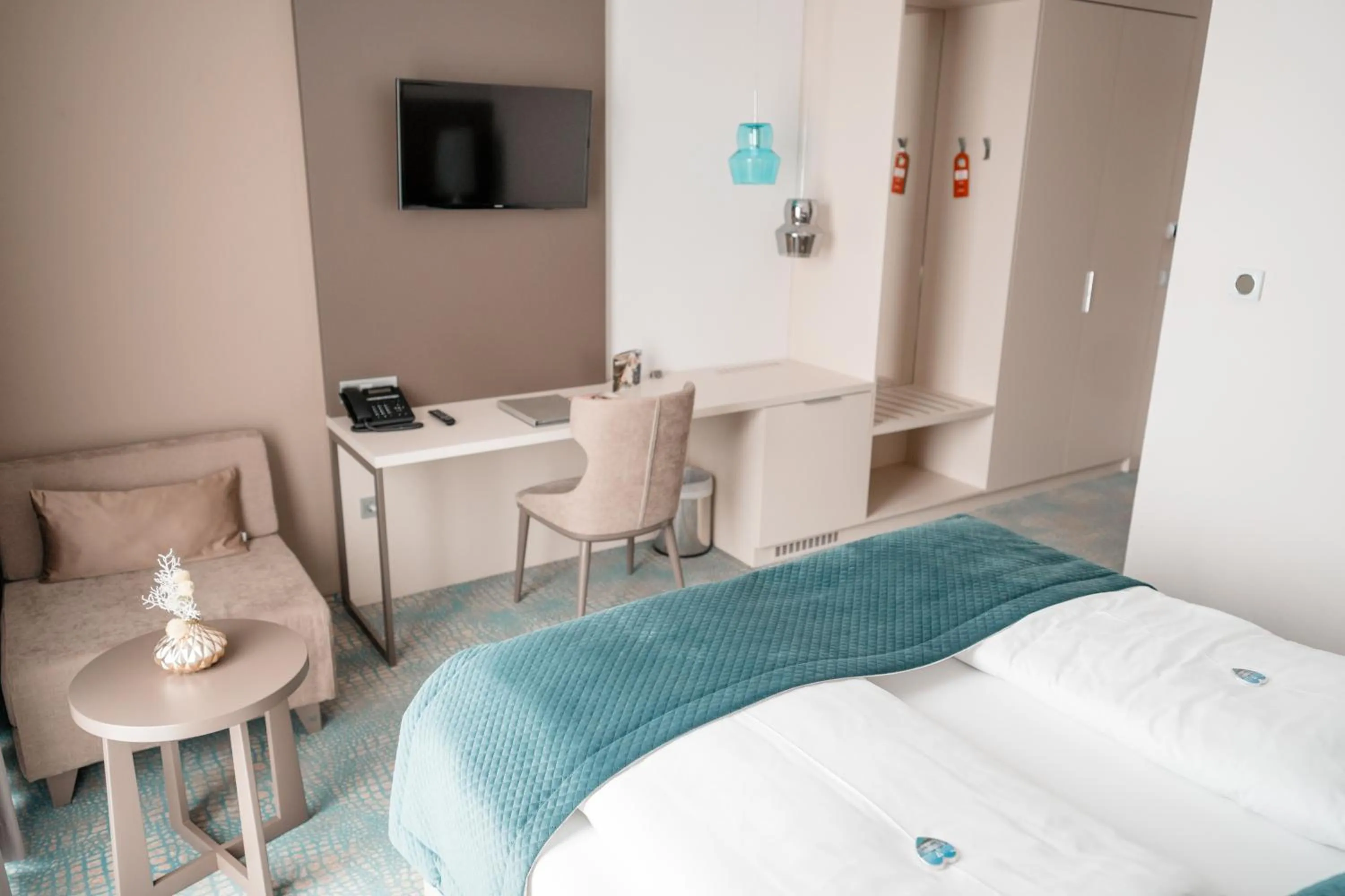 Photo of the whole room, Bed in Hotel Seven