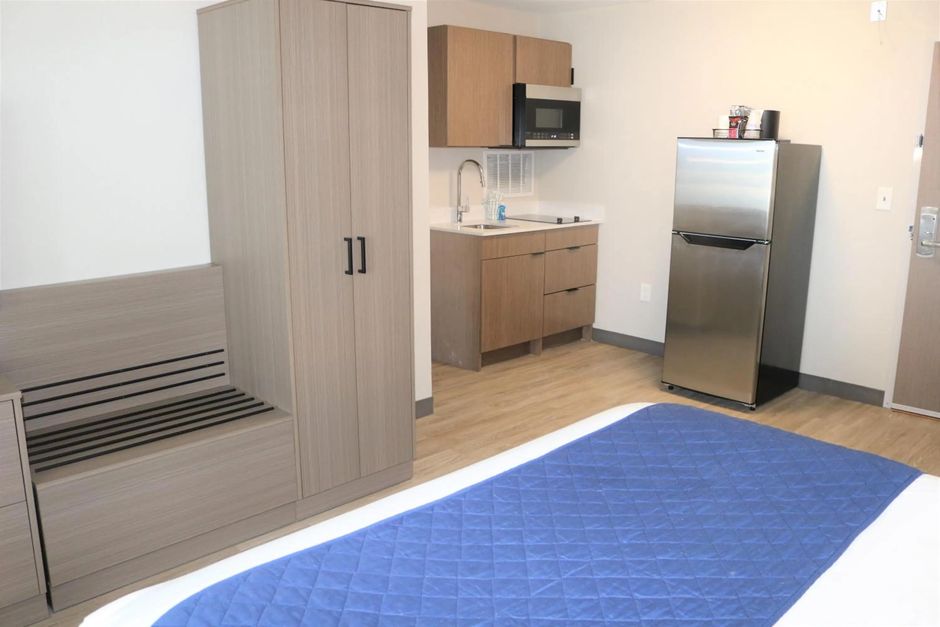 Kitchen or kitchenette, Bed in Best Western Aku Tiki Inn