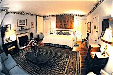 Deluxe King Studio in Whistler's Inn Deluxe King Studio in Whistler's Inn