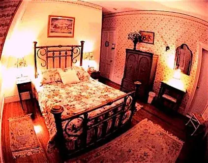 Standard Queen Room - single occupancy in Whistler's Inn Standard Queen Room - single occupancy in Whistler's Inn