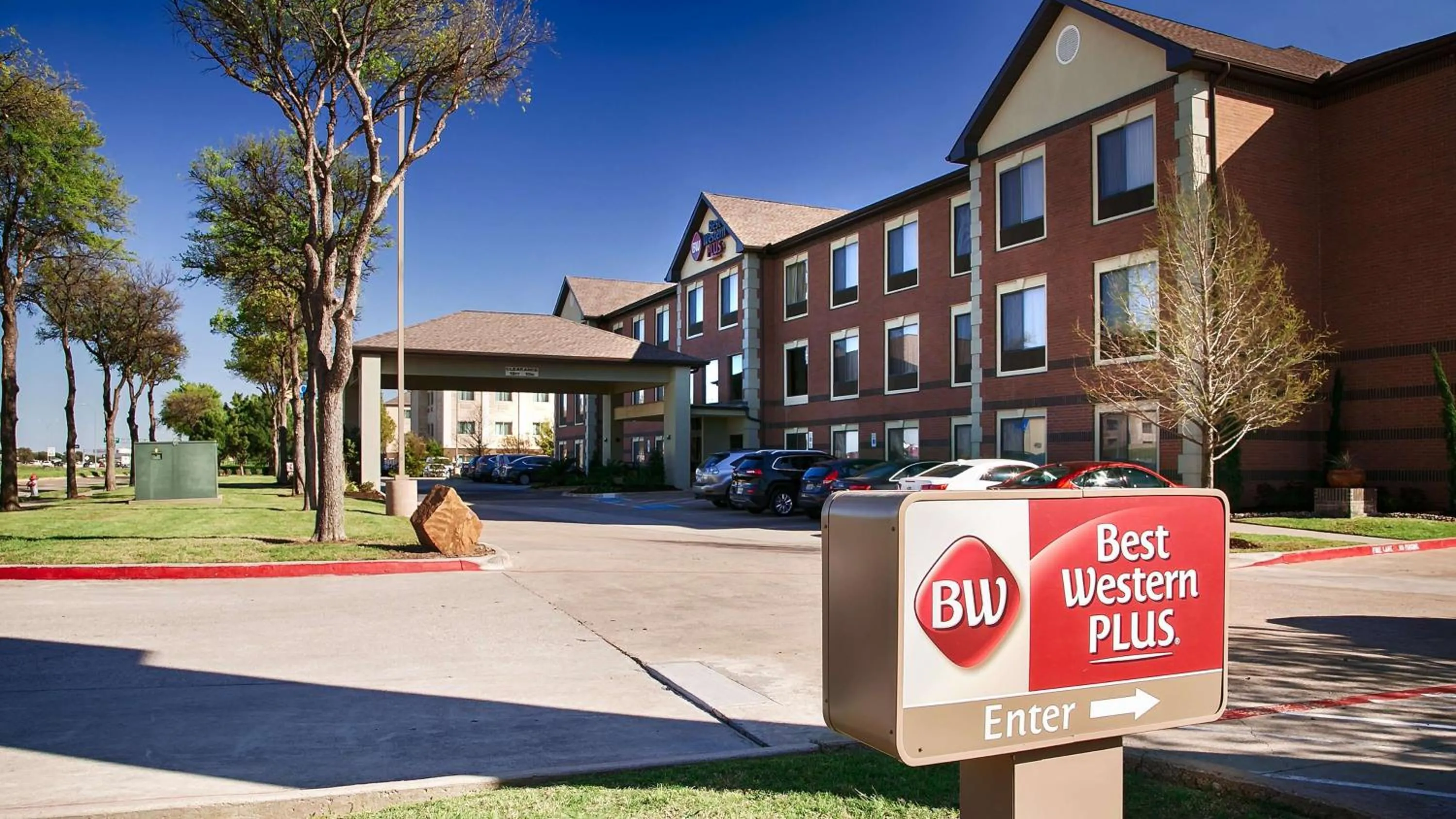 Property building in Best Western Plus DFW Airport Suites