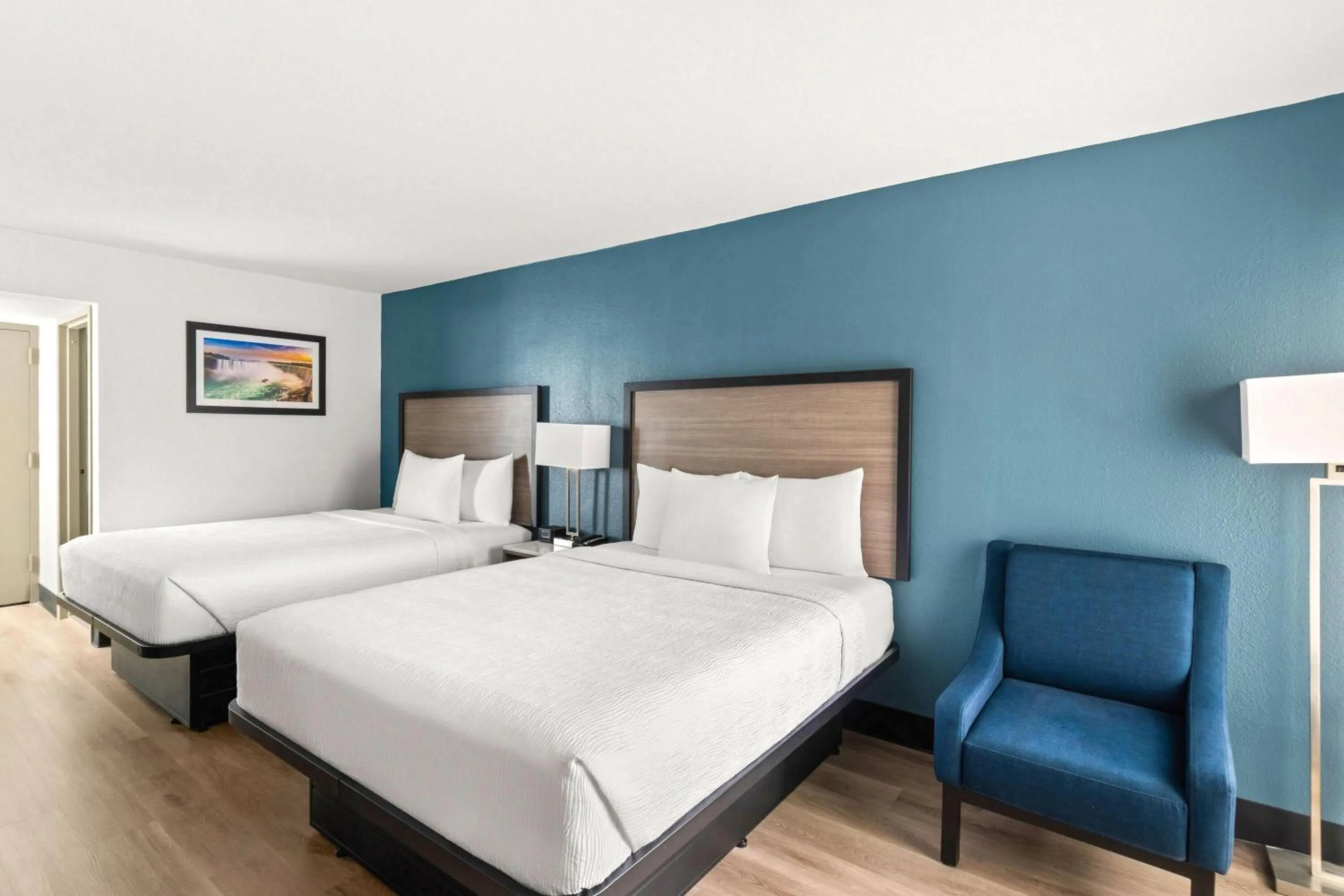 Bed in Baymont by Wyndham Batavia - Darien Lake