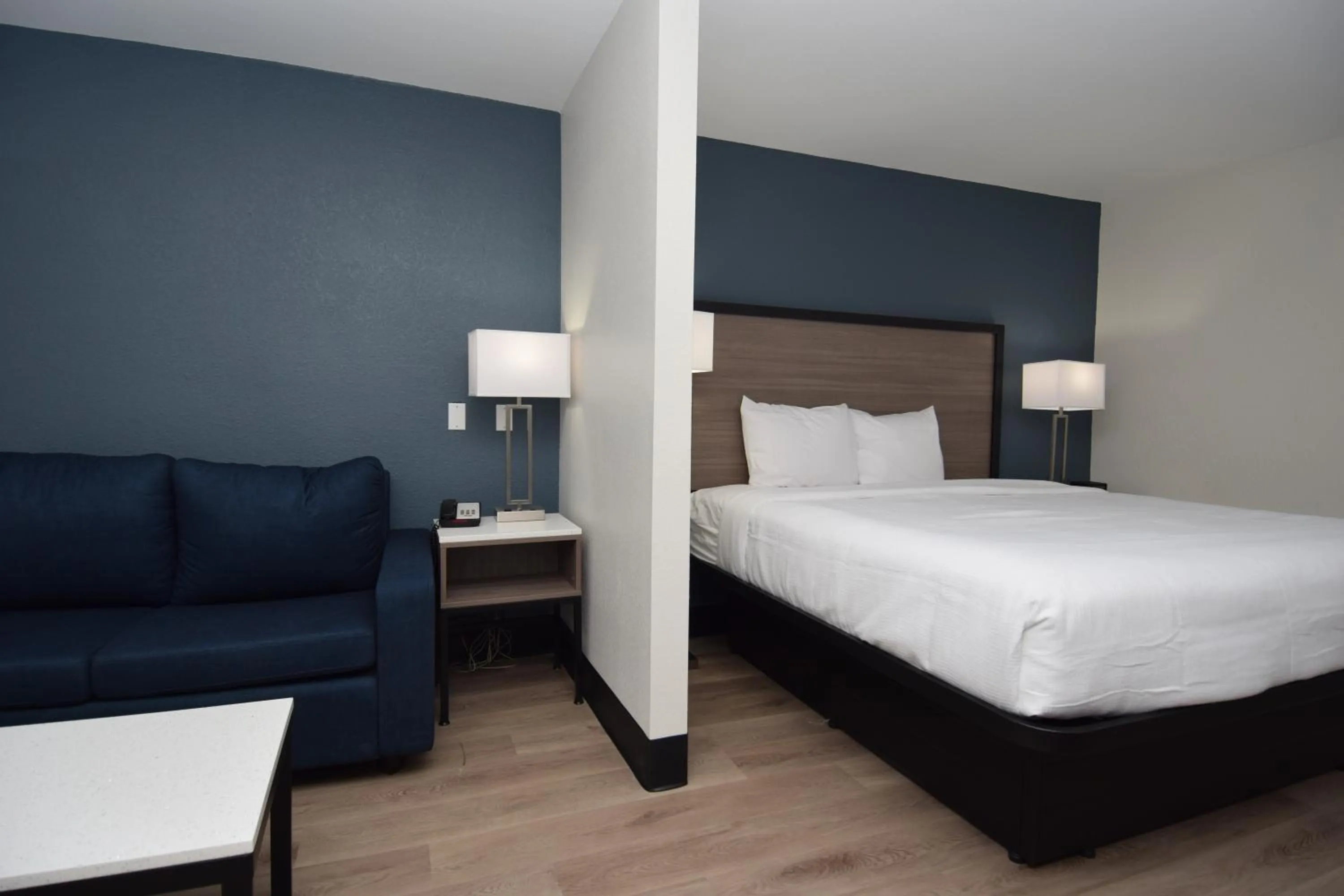 Bedroom, Bed in Baymont by Wyndham Batavia - Darien Lake