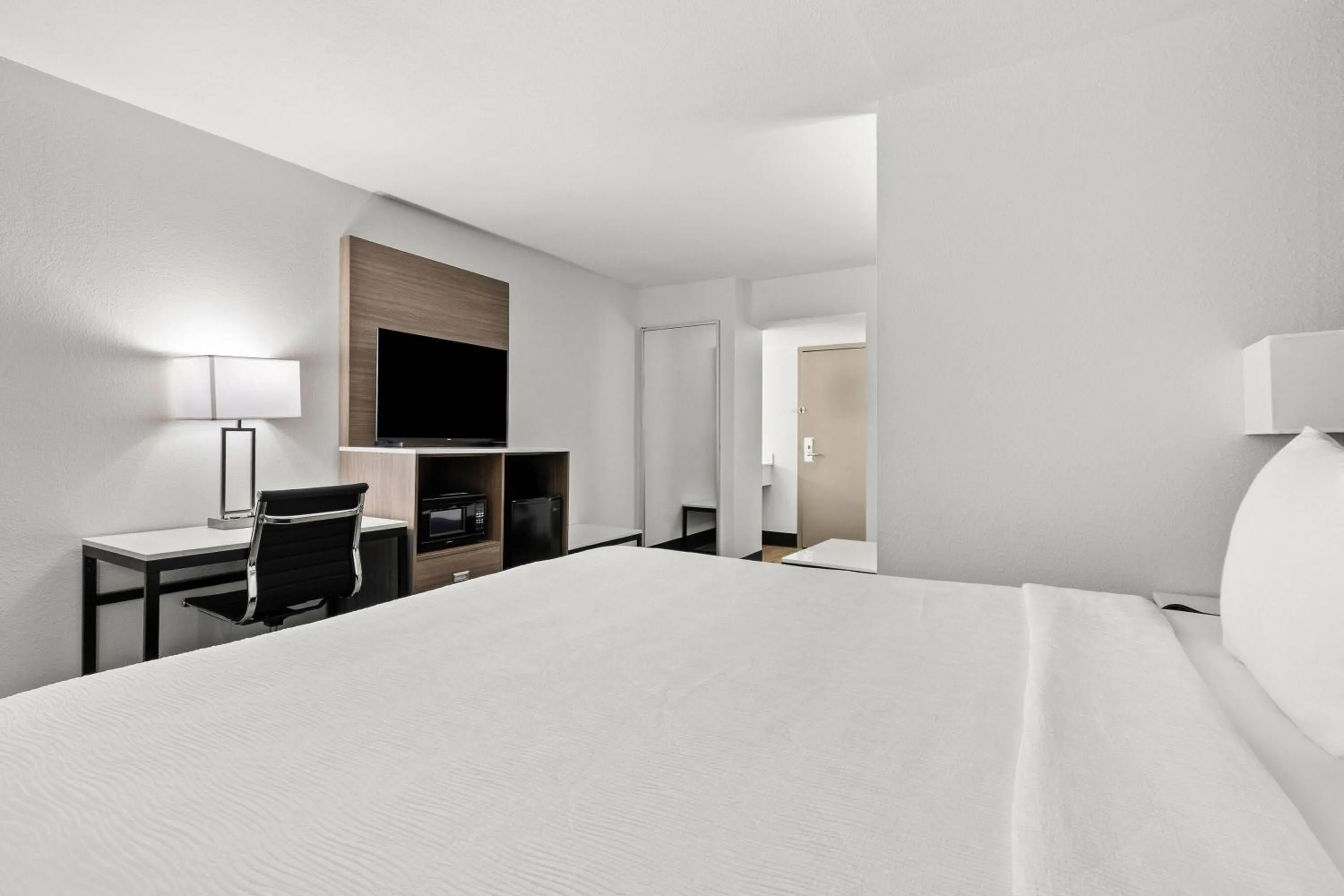 Bed in Baymont by Wyndham Batavia - Darien Lake