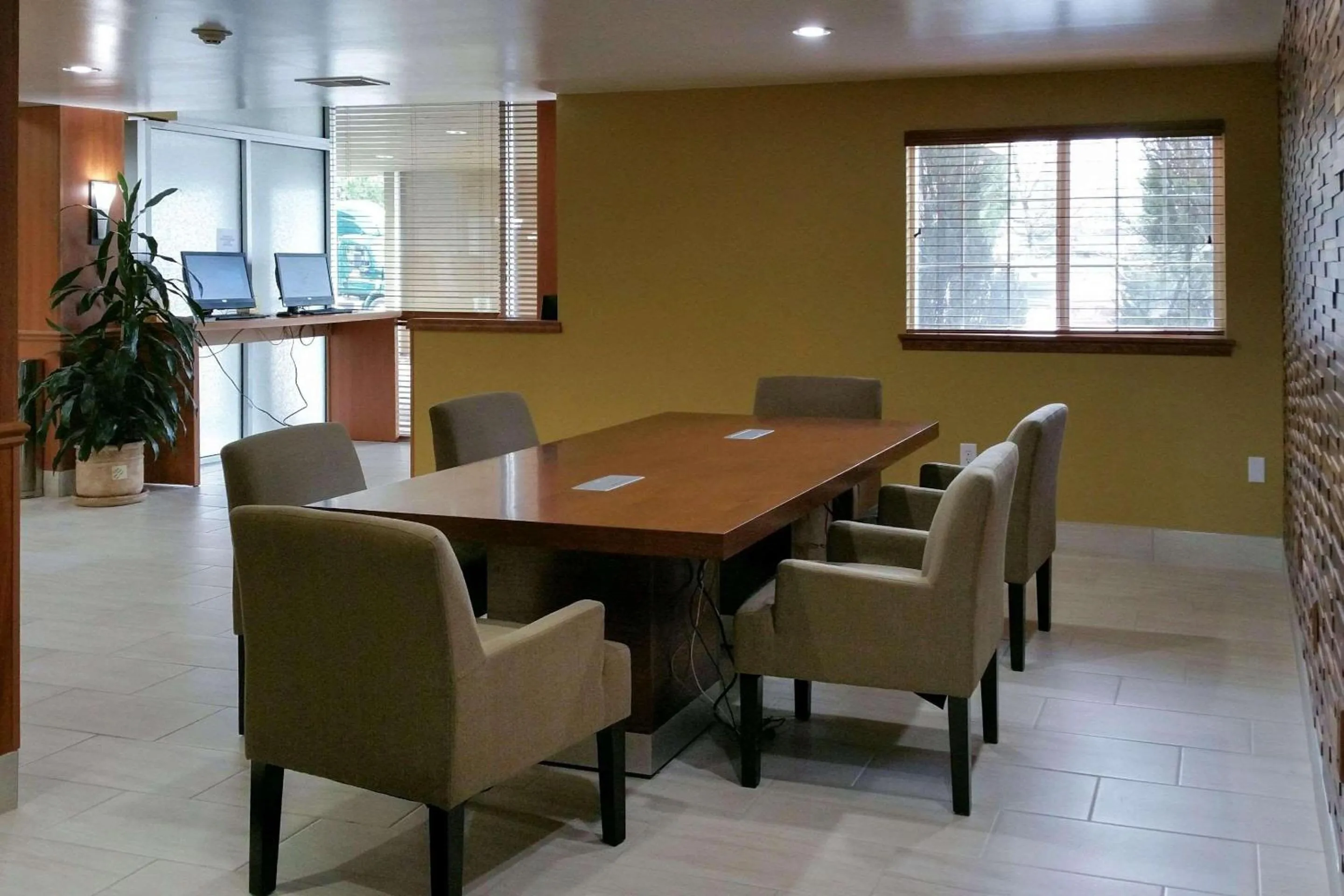 Business facilities in Country Inn & Suites by Radisson, Delta Park North Portland