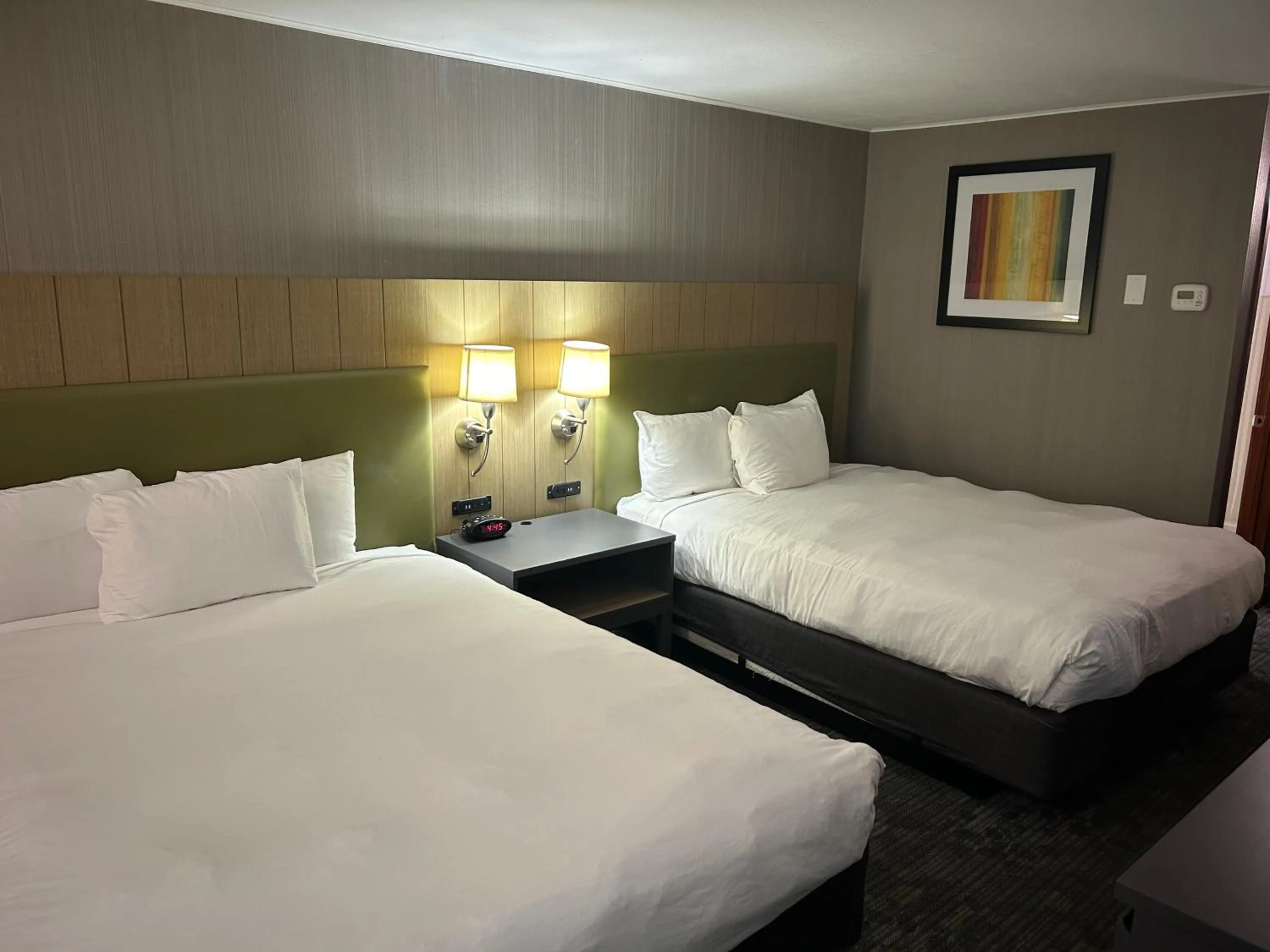 Bedroom, Bed in Country Inn & Suites by Radisson, Delta Park North Portland