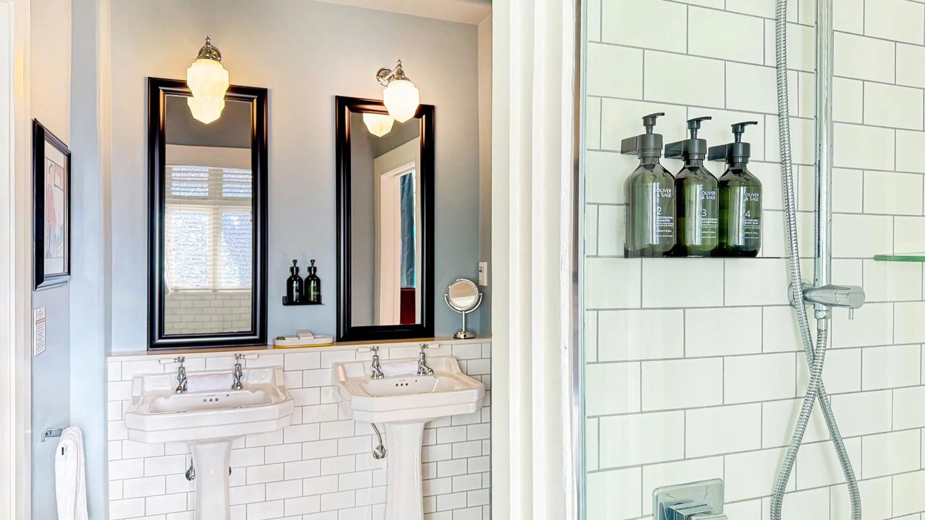 Bathroom in Art Deco Masonic Hotel