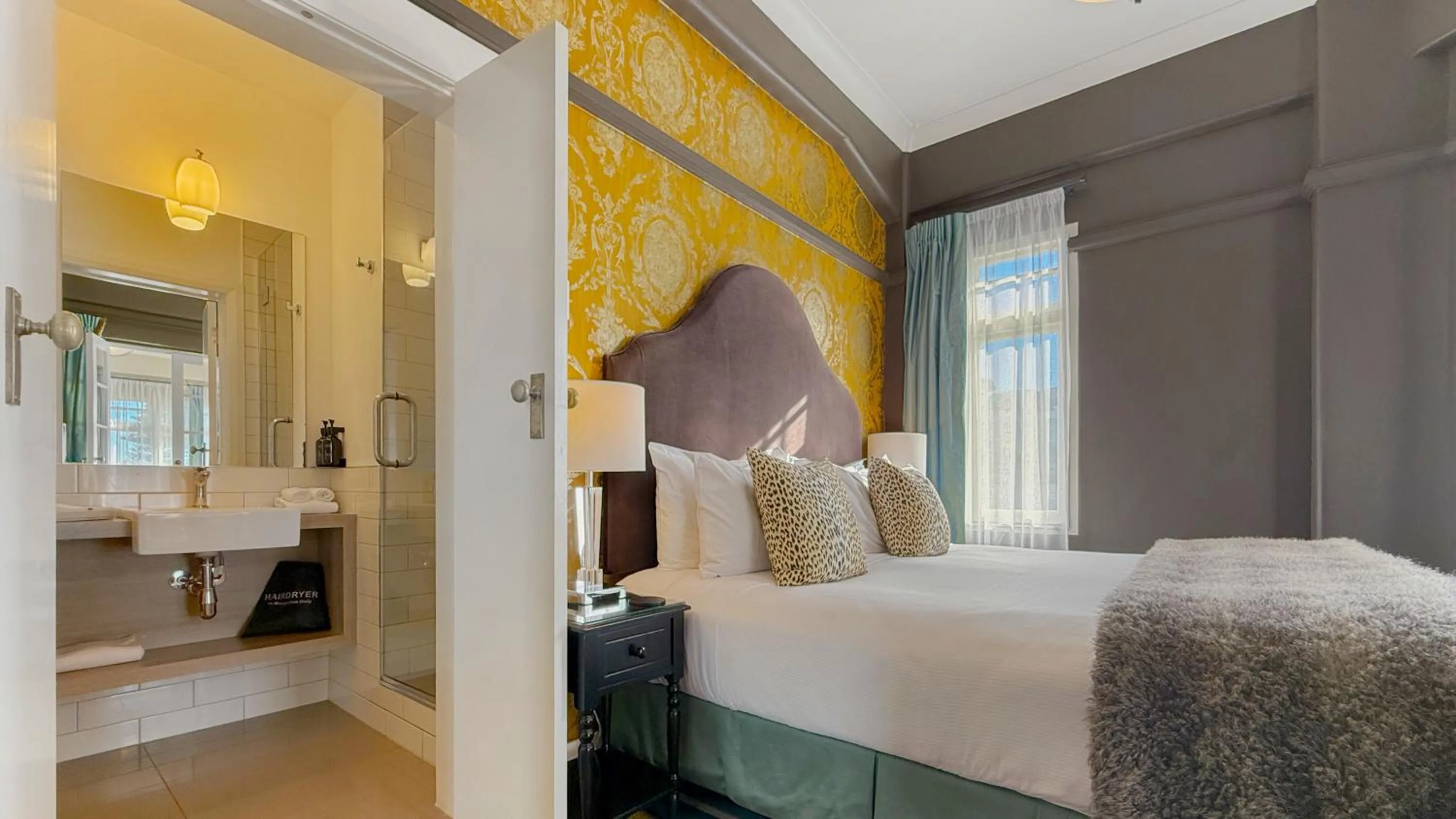 Photo of the whole room, Bed in Art Deco Masonic Hotel