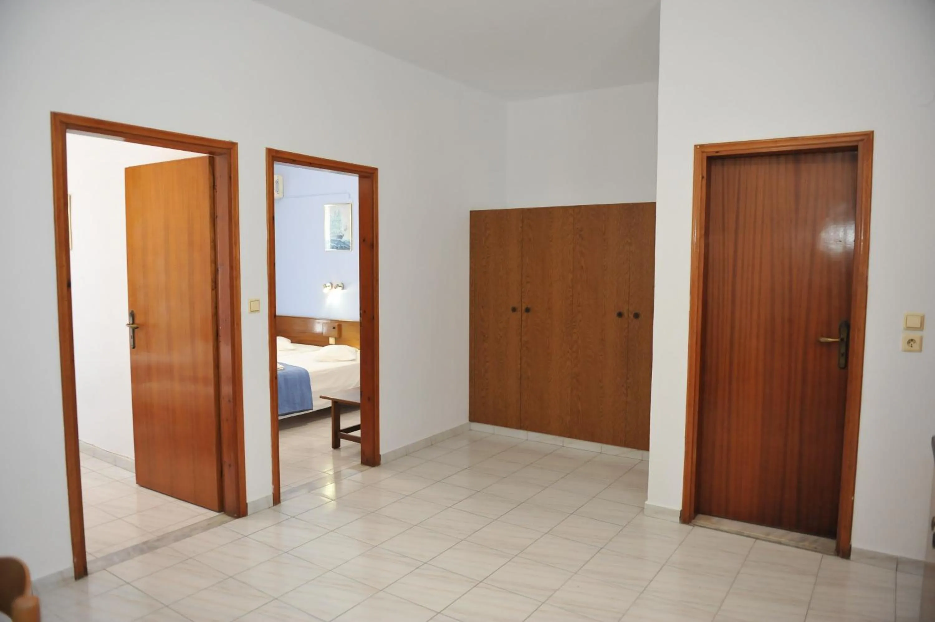 Photo of the whole room in Maritime