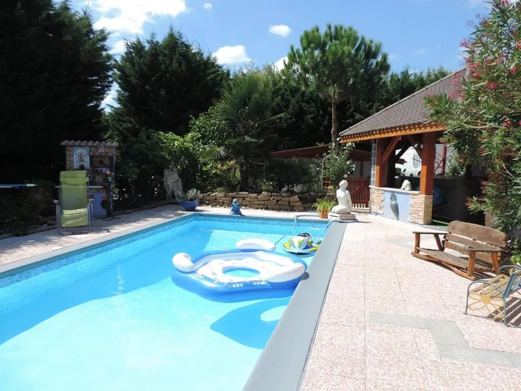 Swimming pool in Chez Papy et Mamy