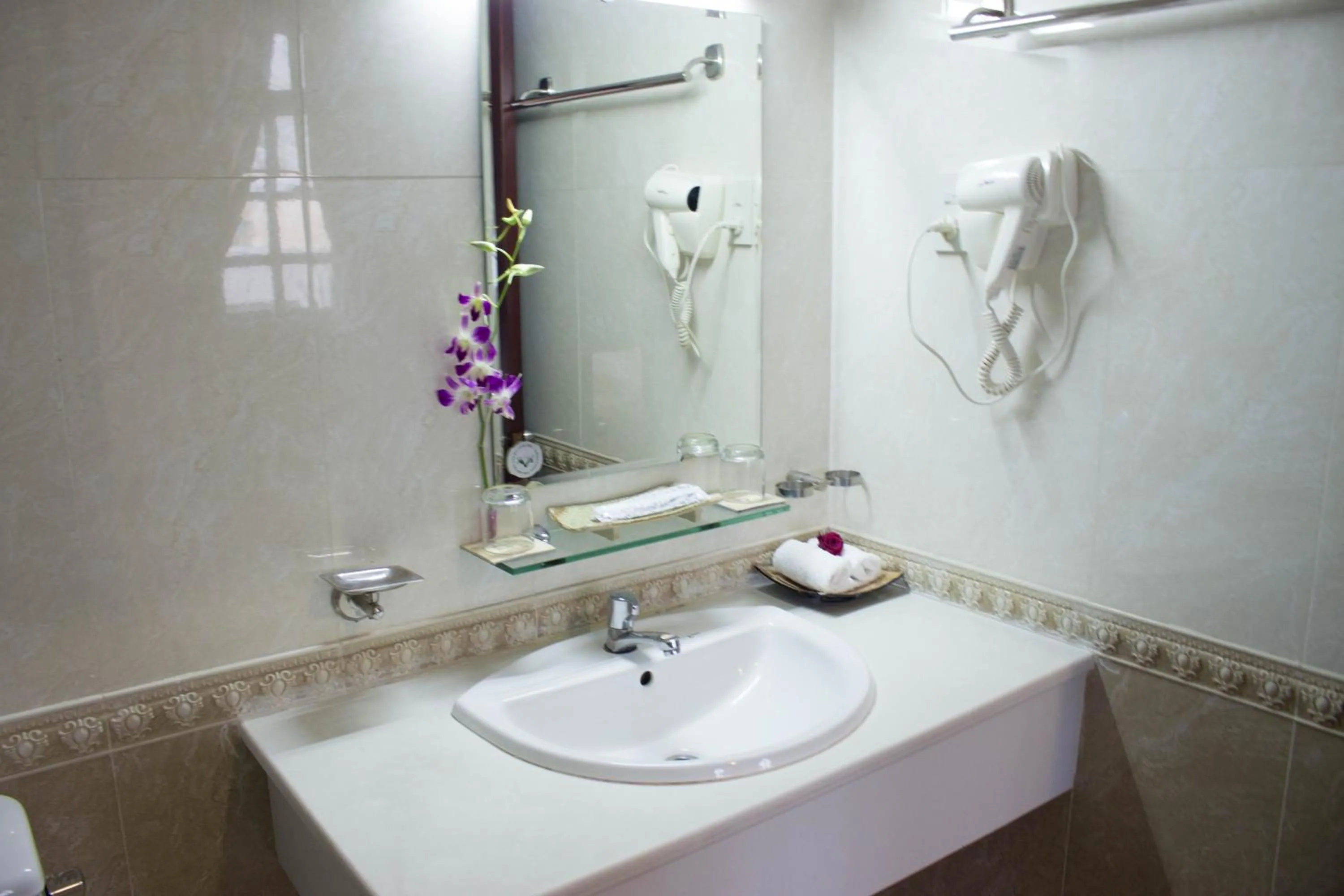 Shower in Hoa Phat Hotel & Apartment