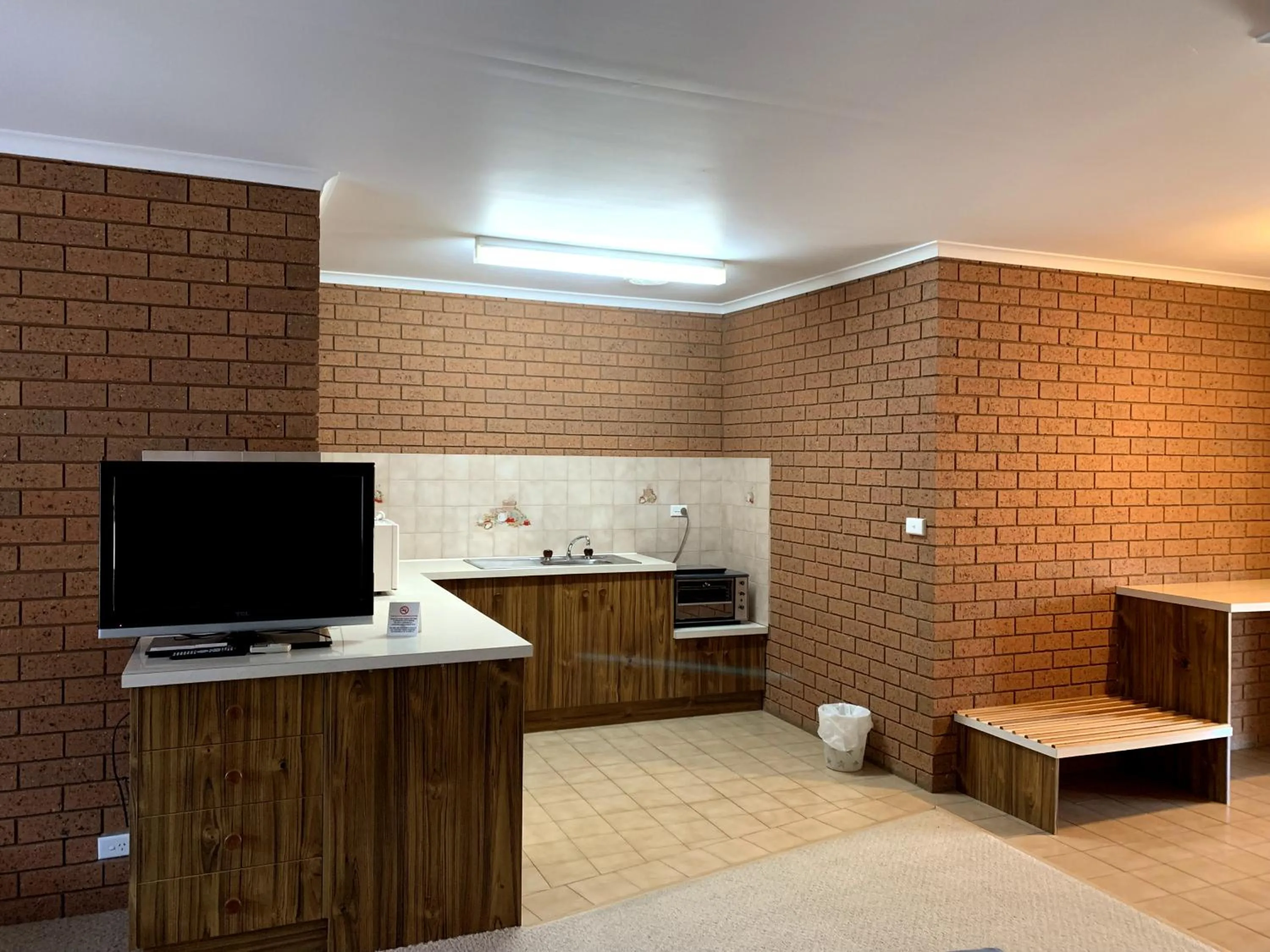 Kitchen or kitchenette in Kingswood Motel