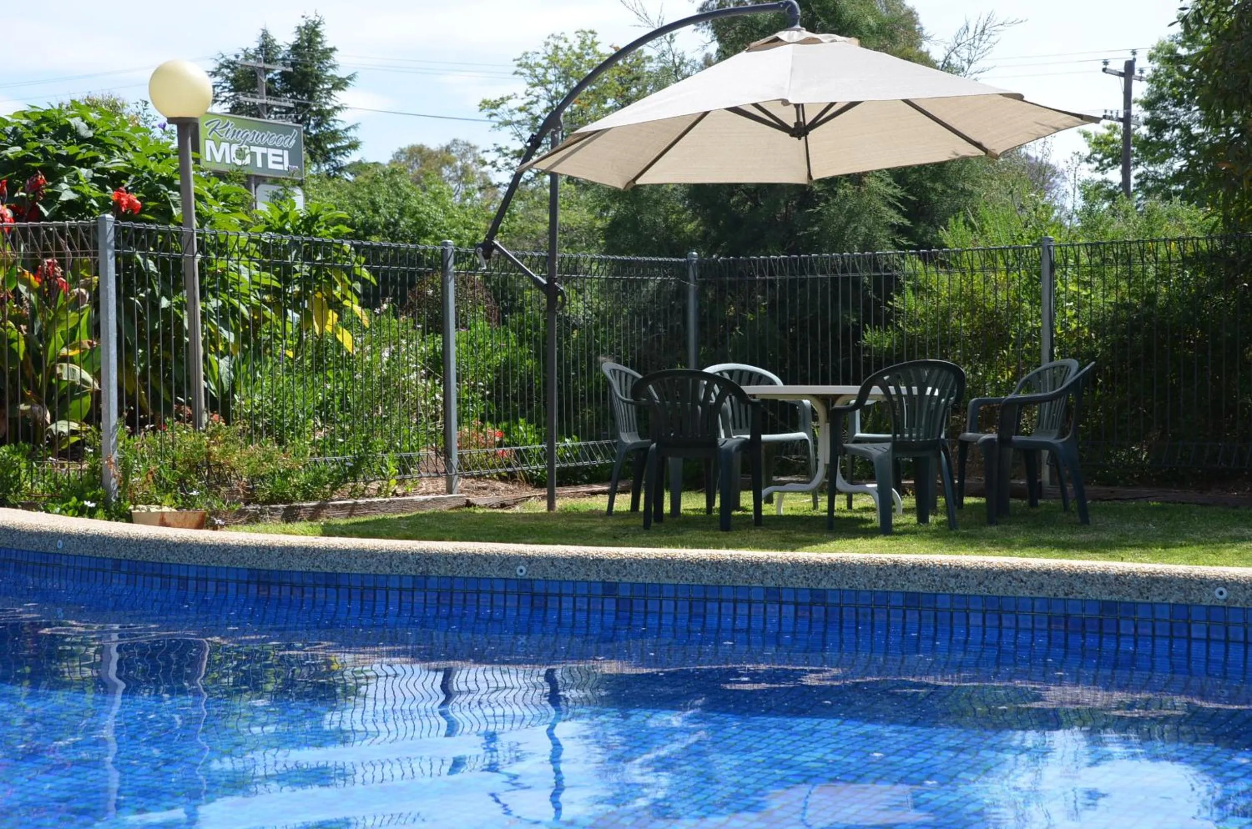 Swimming pool in Kingswood Motel