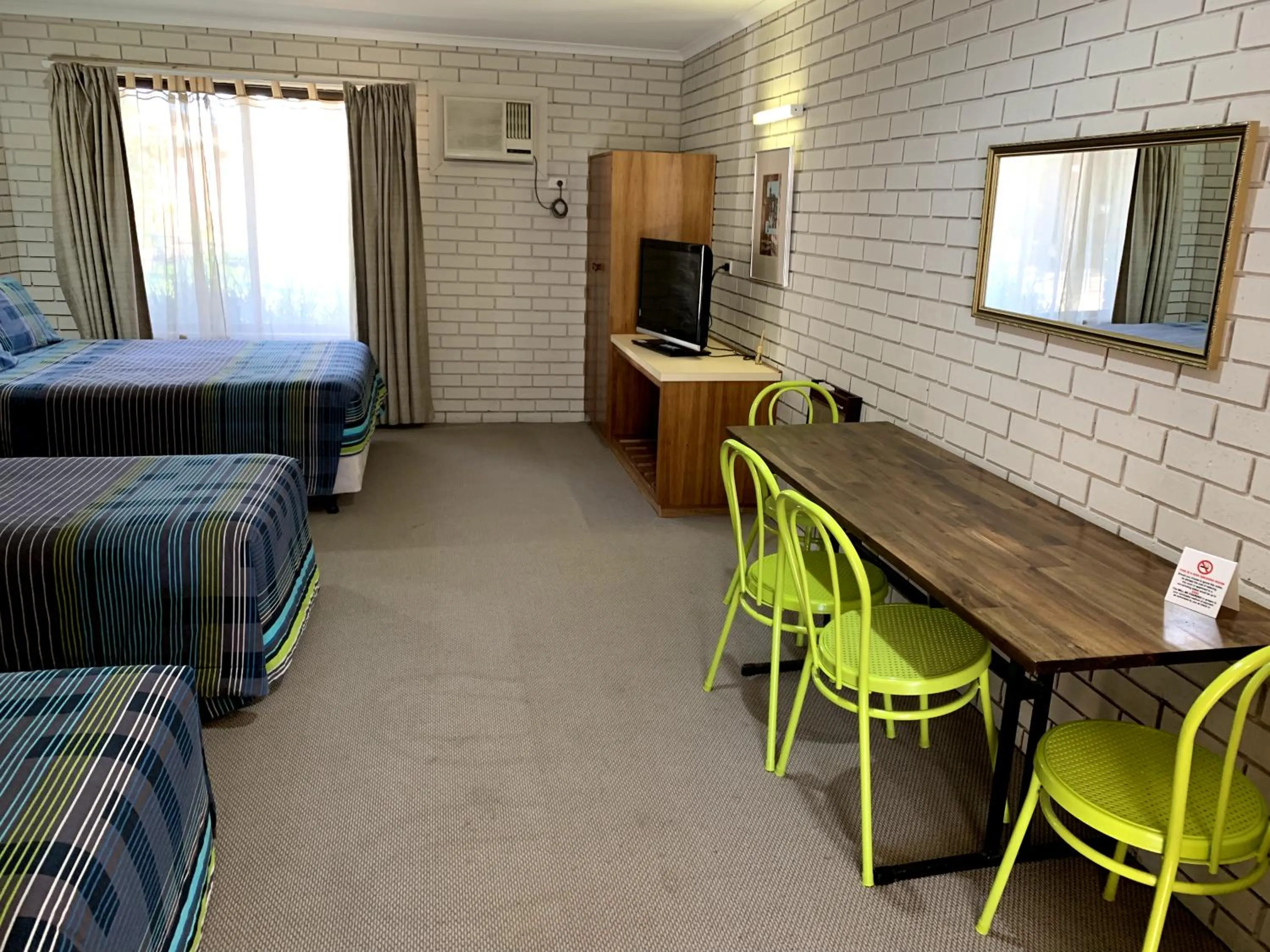 Dining area, Bed in Kingswood Motel