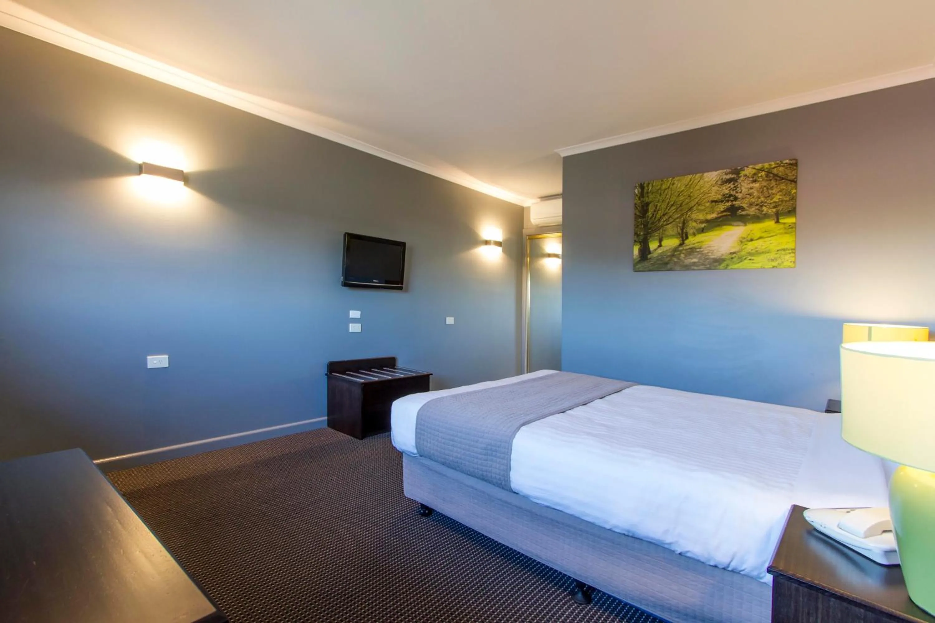 Bed in Sunshine Motor Inn