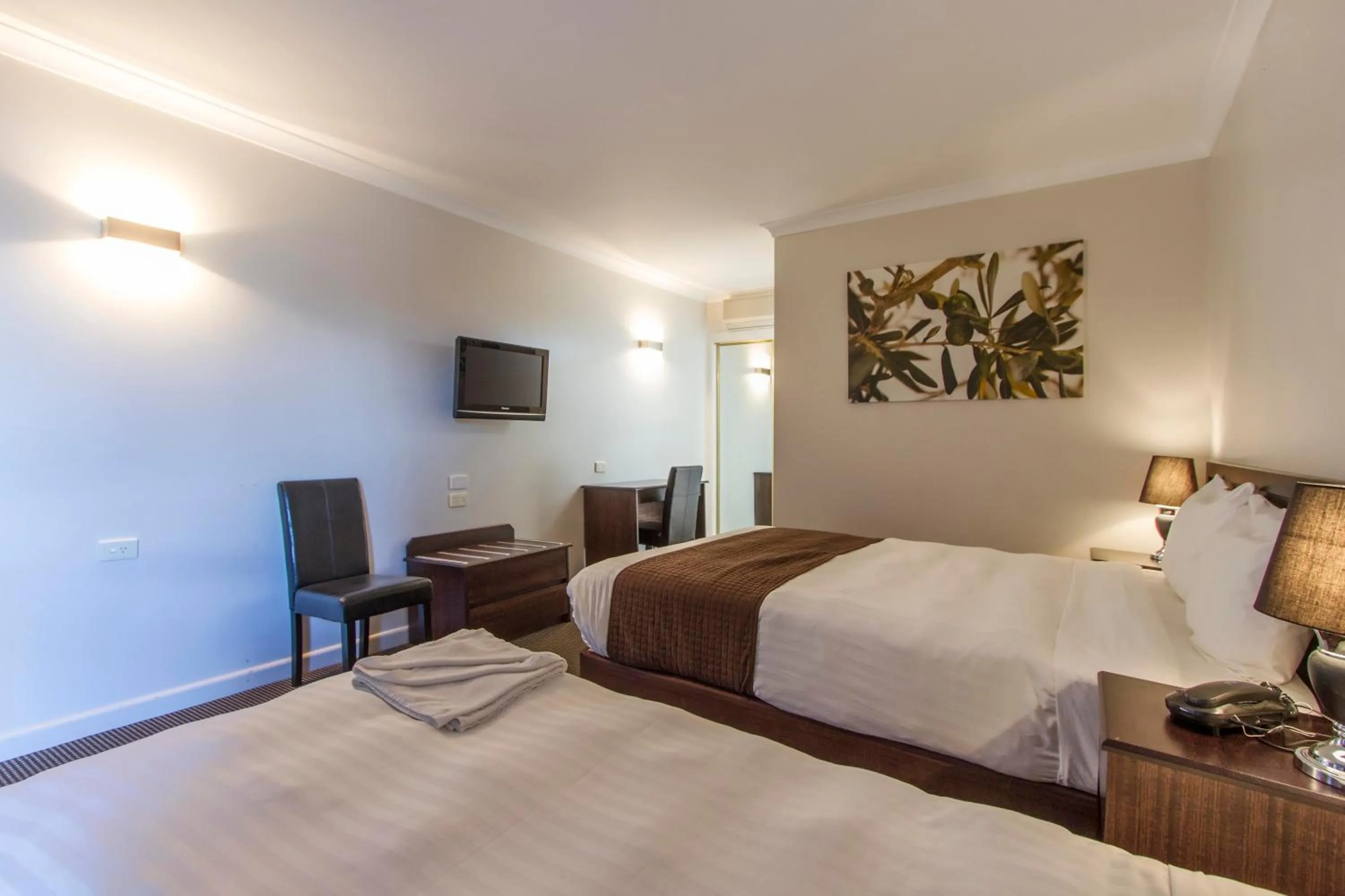 Bed in Sunshine Motor Inn